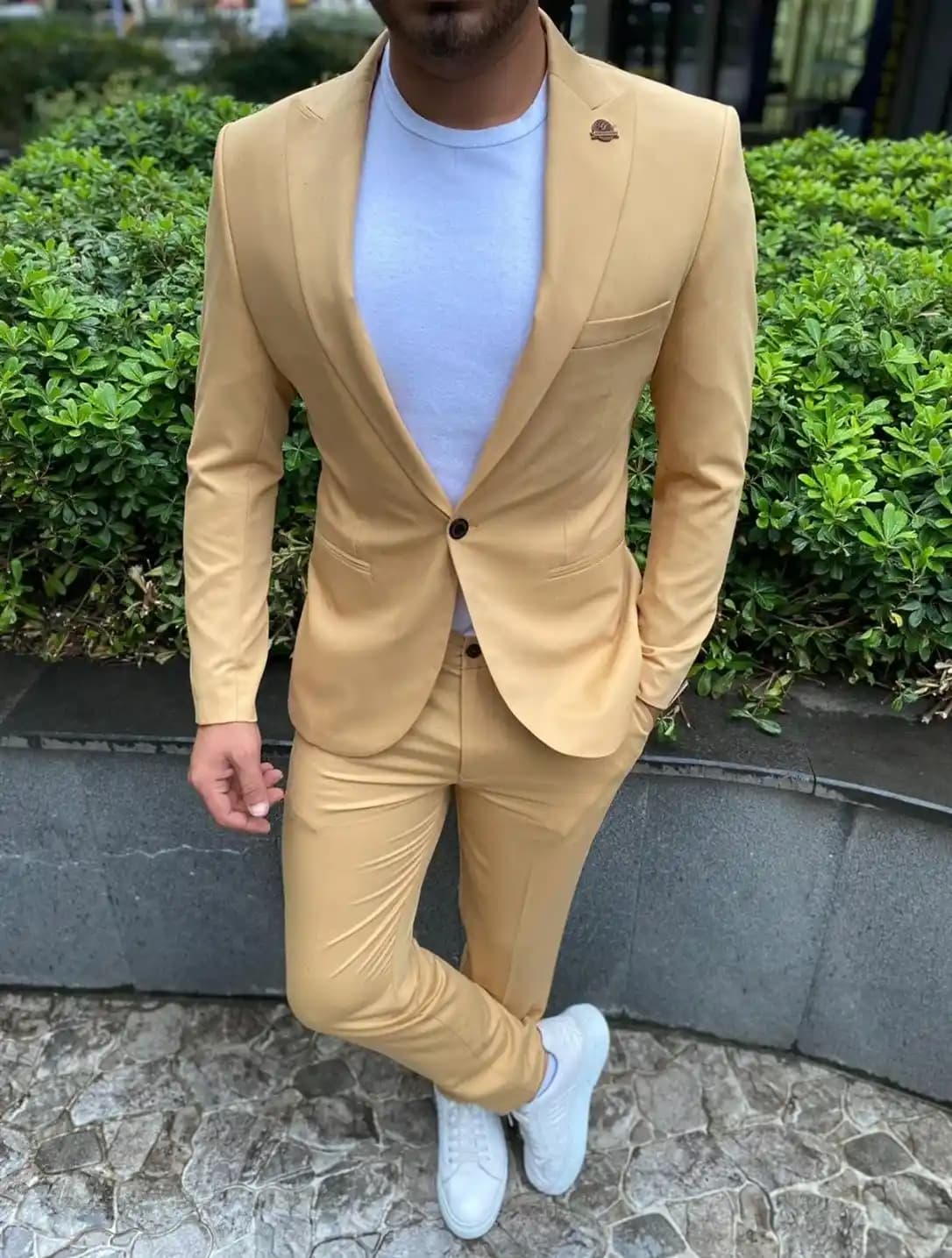 Krem Spor Takım Elbise ile Günlük Şıklık ve Rahatlık Sunan Modern Giyim Seçenekleri