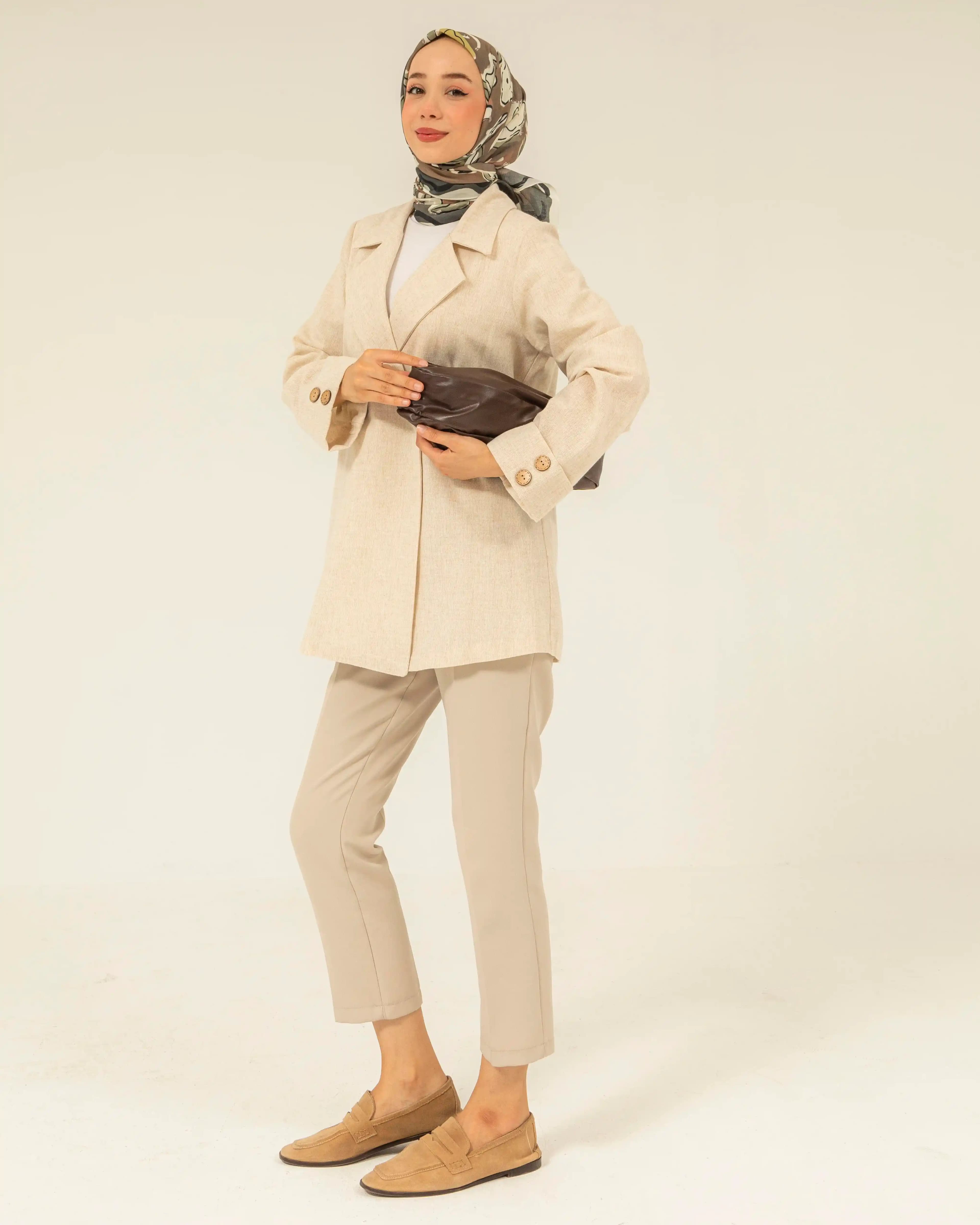 Krem ve Keten Ceketlerle Şıklık ve Rahatlığı Yakalayın Moda Trendleri