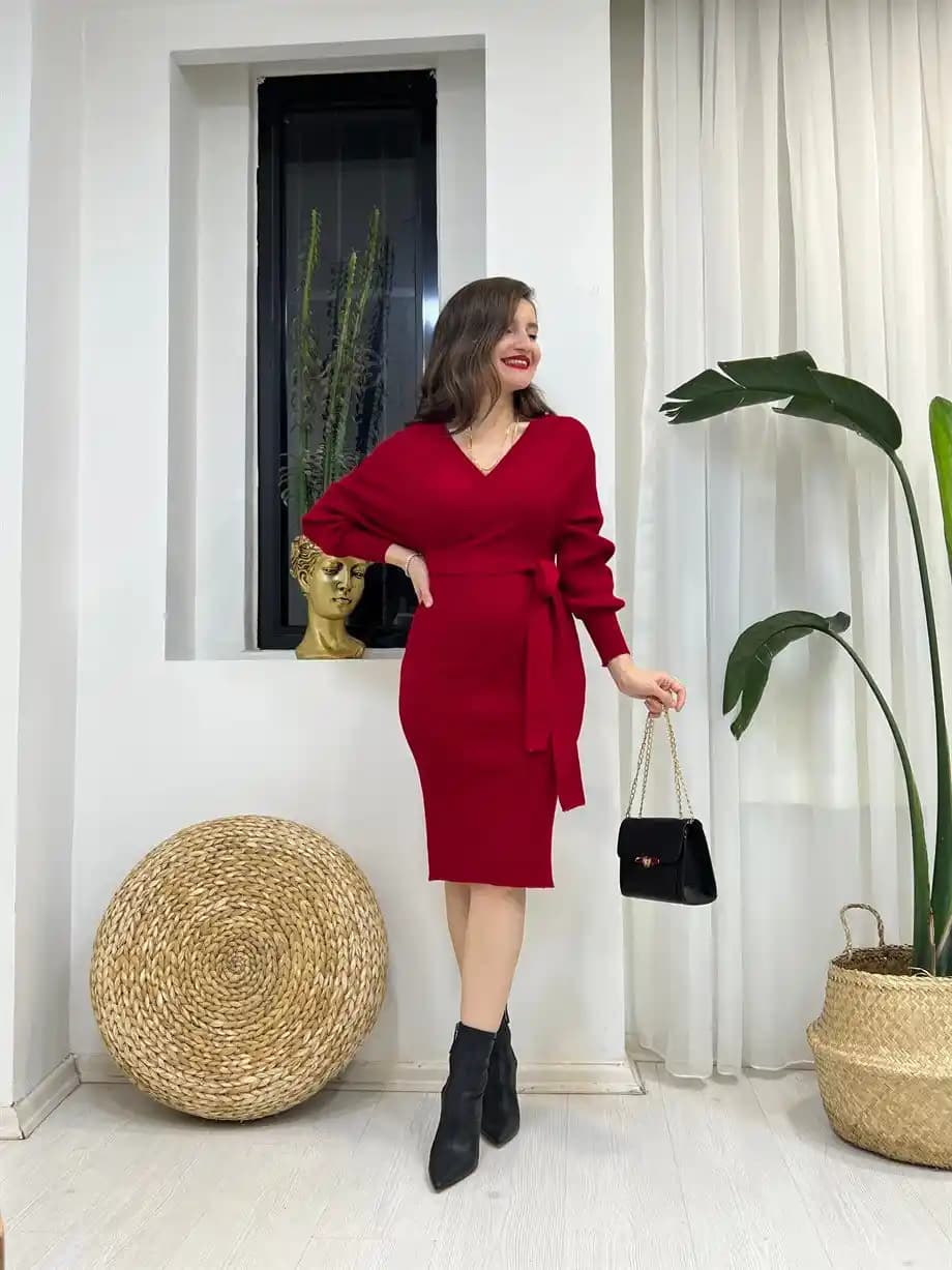 Kruvaze Yaka Triko Elbise: Moda Dünyasında Şıklığın ve Konforun Simgesi