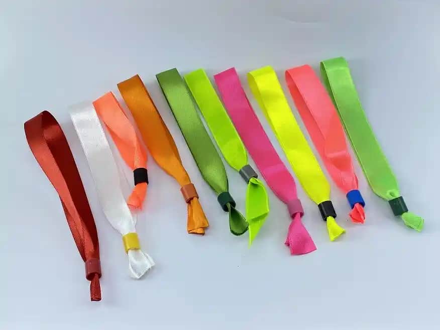 Kumaş Bileklikler: Modern Moda Trendlerinde Renkli ve El Yapımı Aksesuarlar