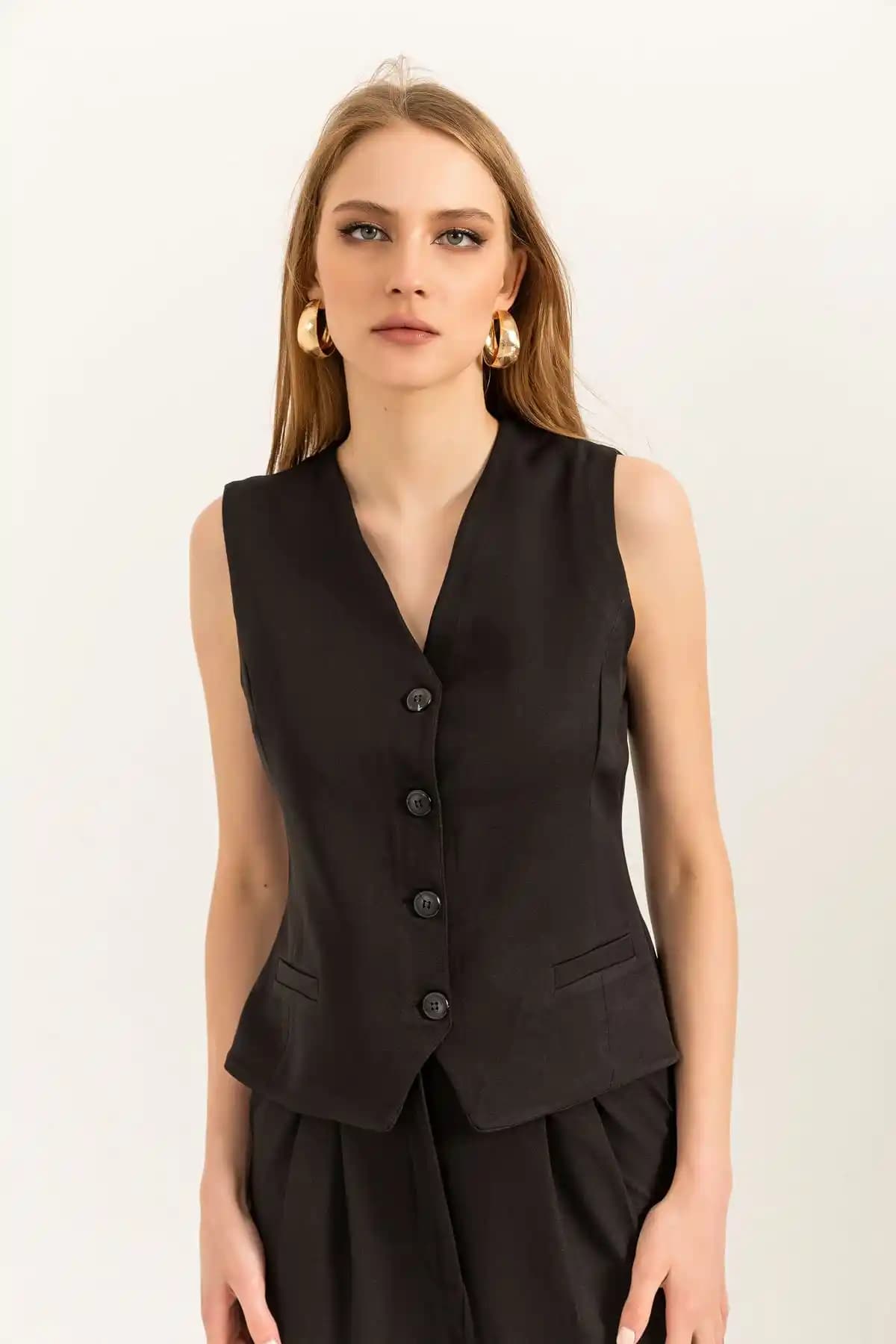 Kumaş Kadın Yelekleri: Moda Trendleri ve Stil Önerileriyle Şıklık ve İşlevsellik