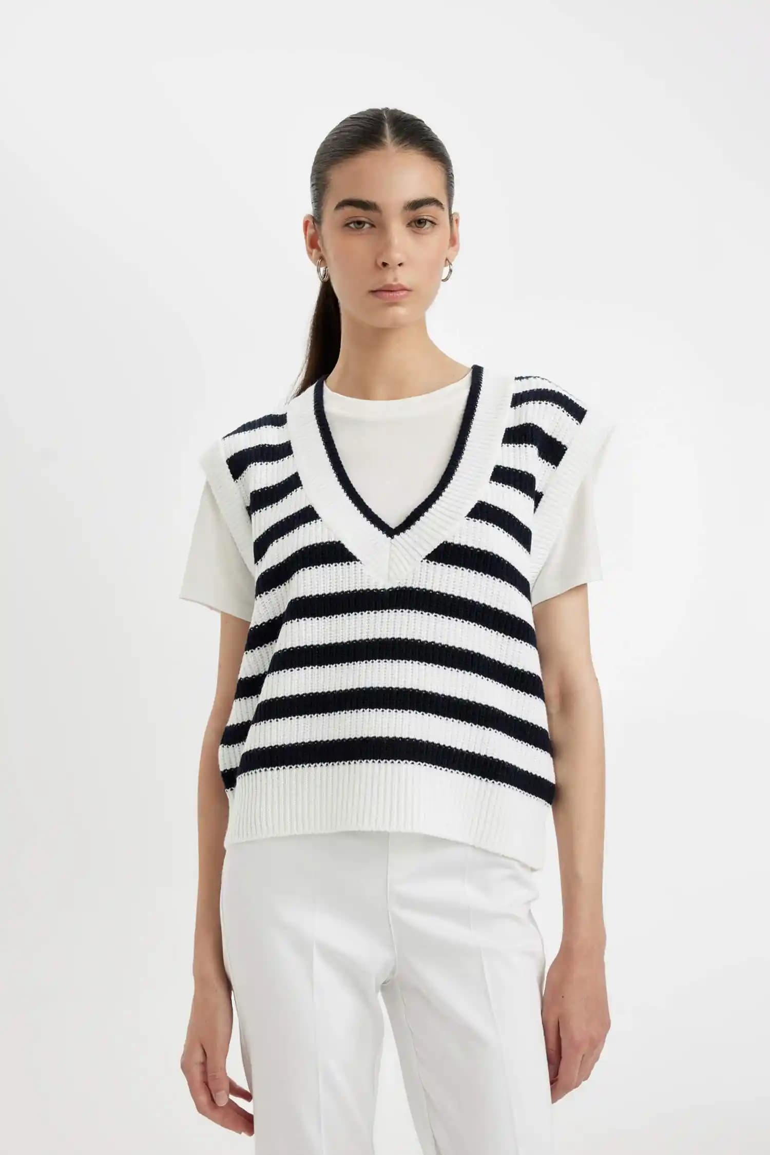 Kumaş Süveterler Modada Şıklık ve Konforun Buluştuğu Çok Yönlü Parçalar