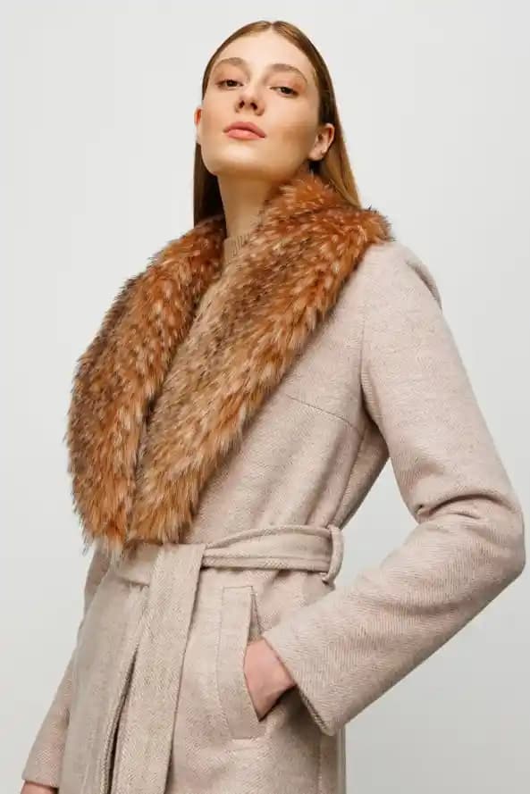 Kürk Yaka Nedir ve Günümüz Moda Trendlerindeki Yeri Hakkında Detaylı Bilgi
