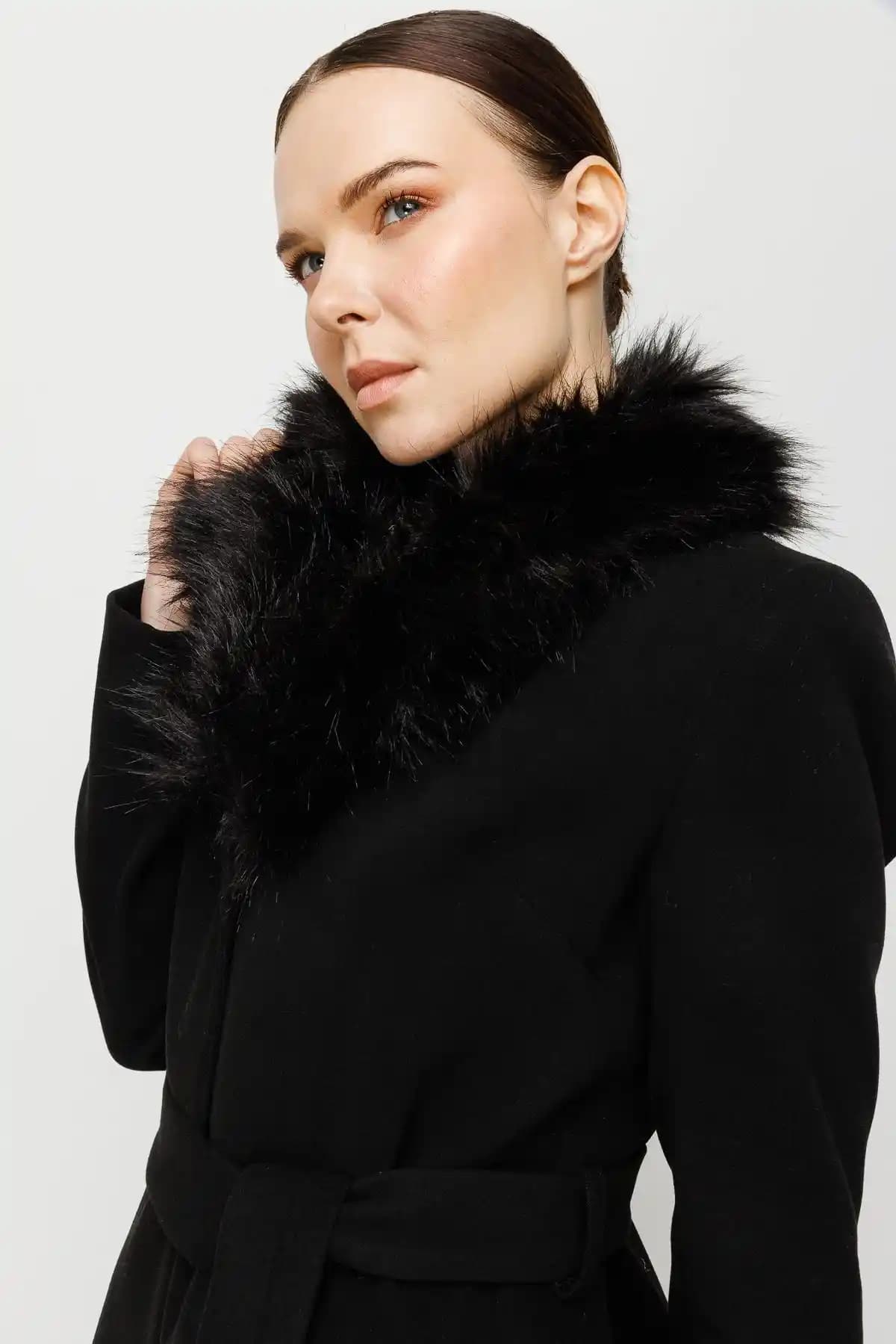 Kürklü Kaşe Kabanlar: Kış Modasında Zamansız Şıklık ve Güncel Trendler