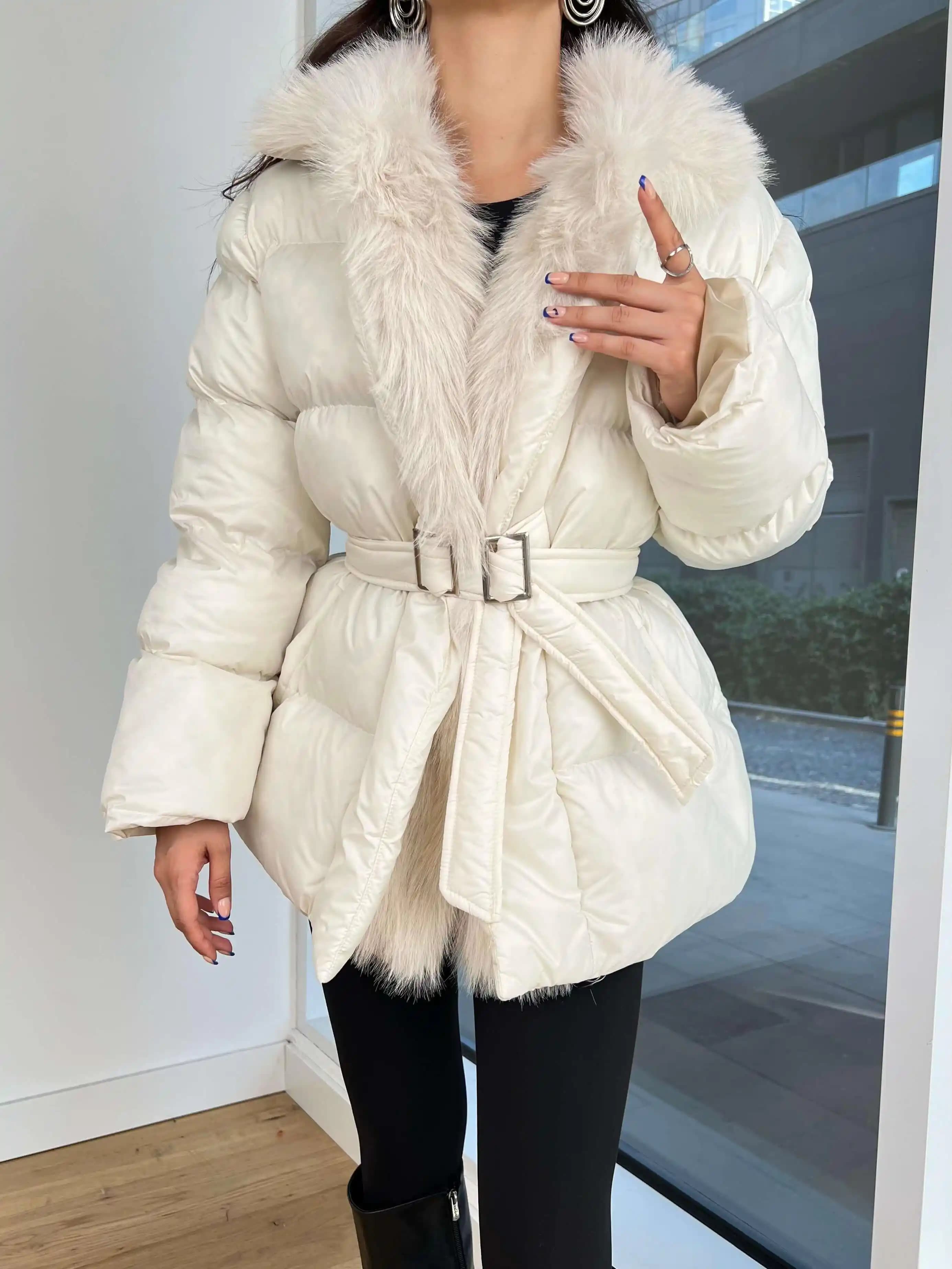 Kürklü Mont Seçimi ve Moda Trendleri 2024 Yılında Şıklık ve İşlevsellik