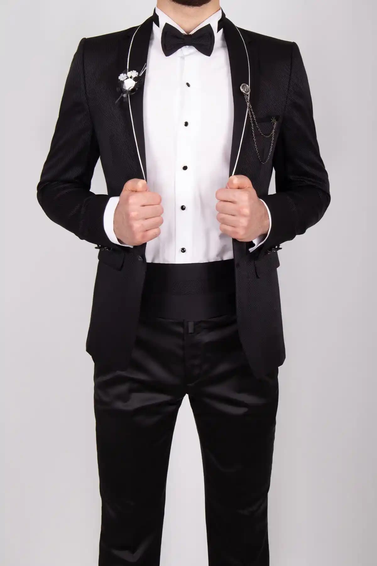 Kuşaklı smokinler: modern şıklık ve geleneksel detayların uyumu hakkında bilgi