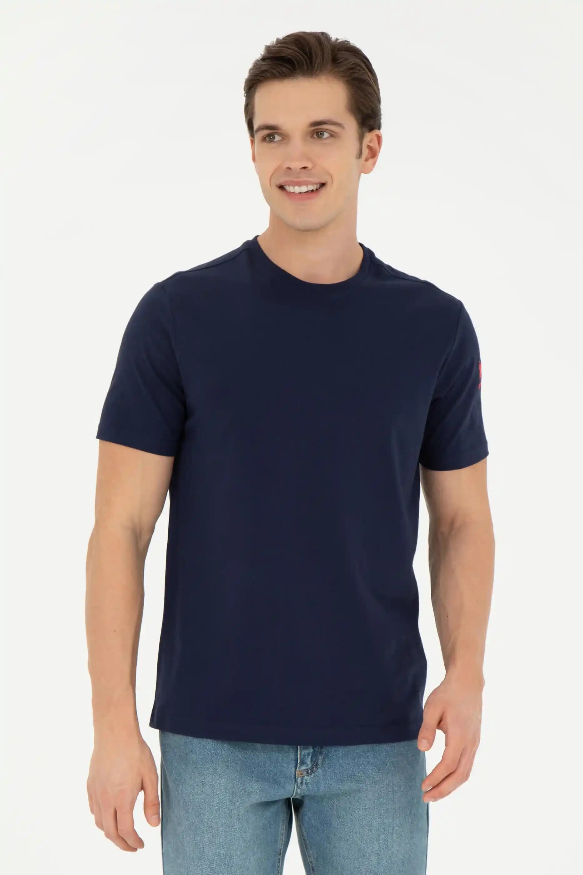 Lacivert Basic Tişört: Zamansız Şıklık ve Çok Yönlü Kombinasyon İpuçları