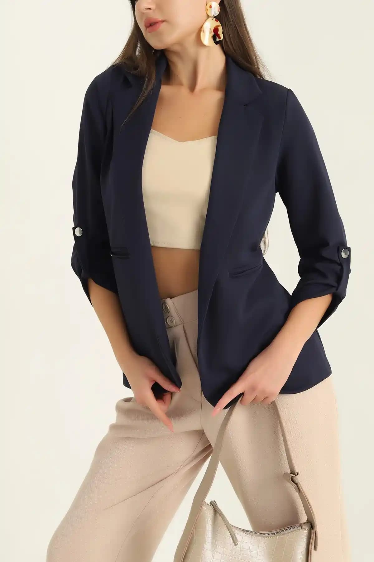 Lacivert Bayan Ceketler: Şıklık ve Zarafetin En Çok Tercih Edilen Parçası