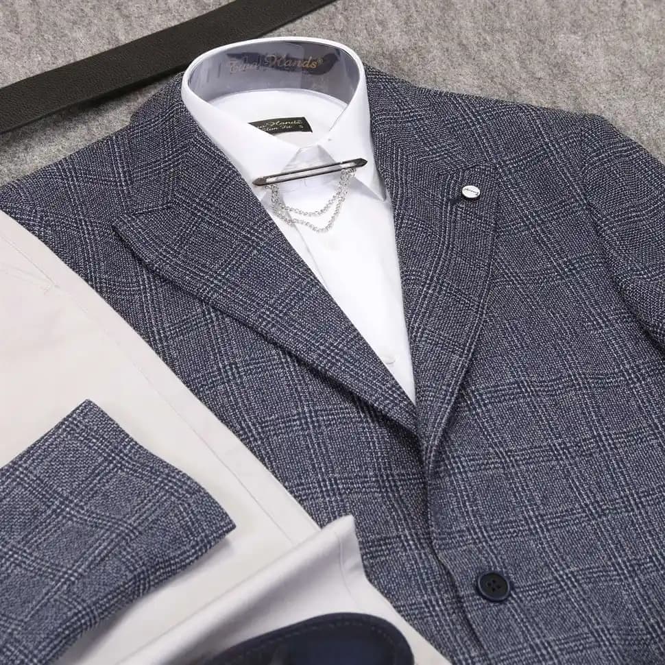 Lacivert Ceket ve Gri Pantolon: Zarif ve Çok Yönlü Moda Uyumu Rehberi