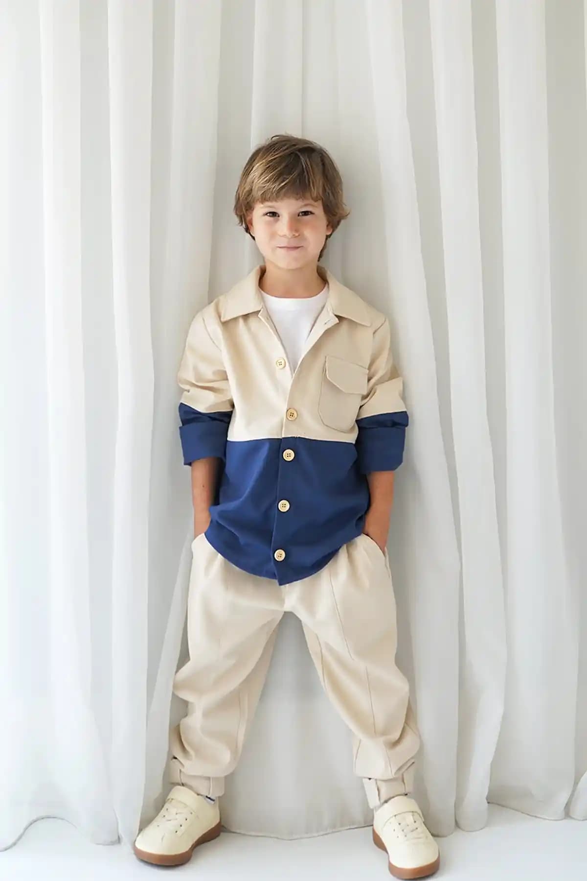 Lacivert Ceket ve Krem Pantolon Kombiniyle Şıklığı Yakalayın