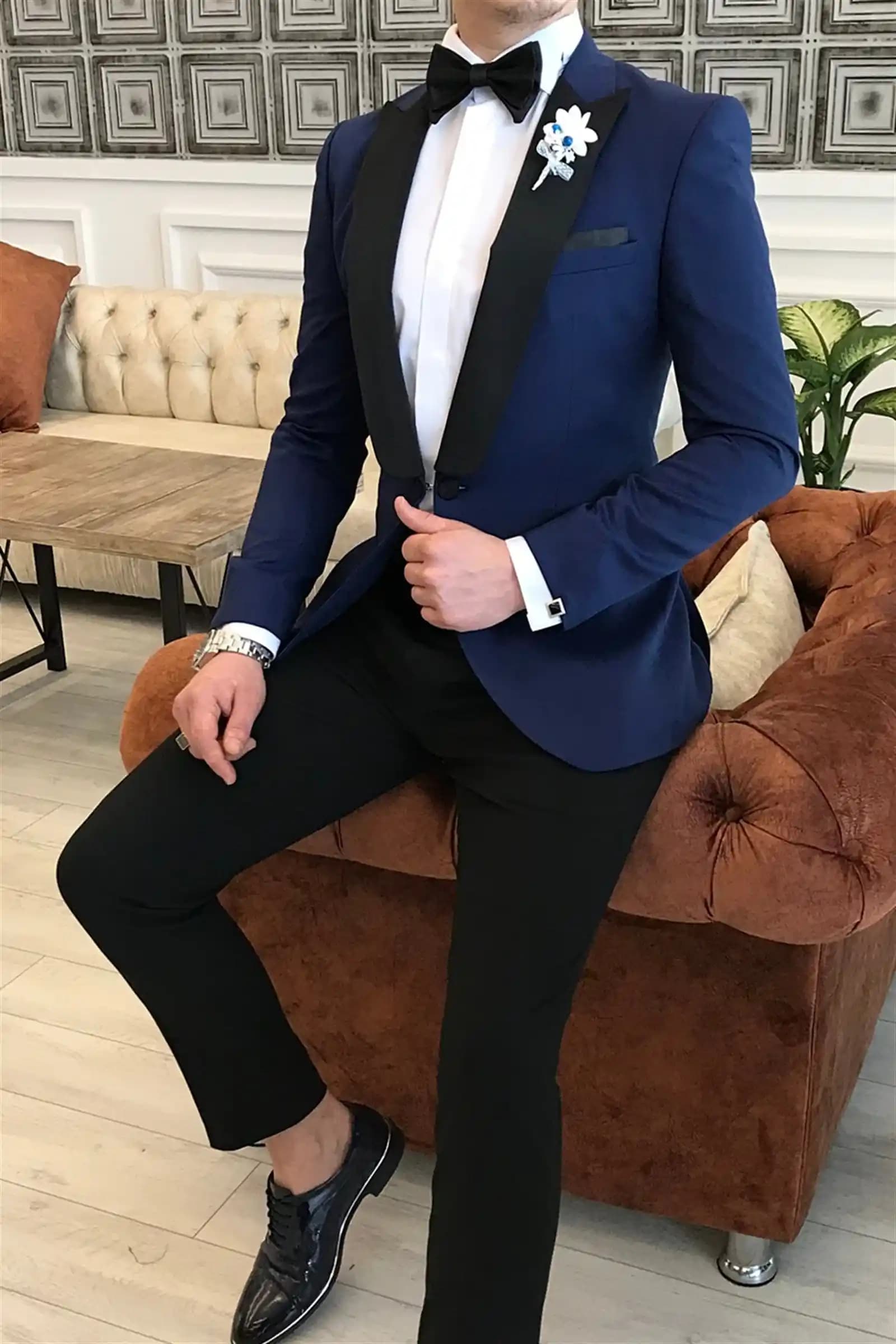 Lacivert Ceket ve Siyah Pantolon Kombinasyonlarıyla Şık ve Zamansız Tarzlar