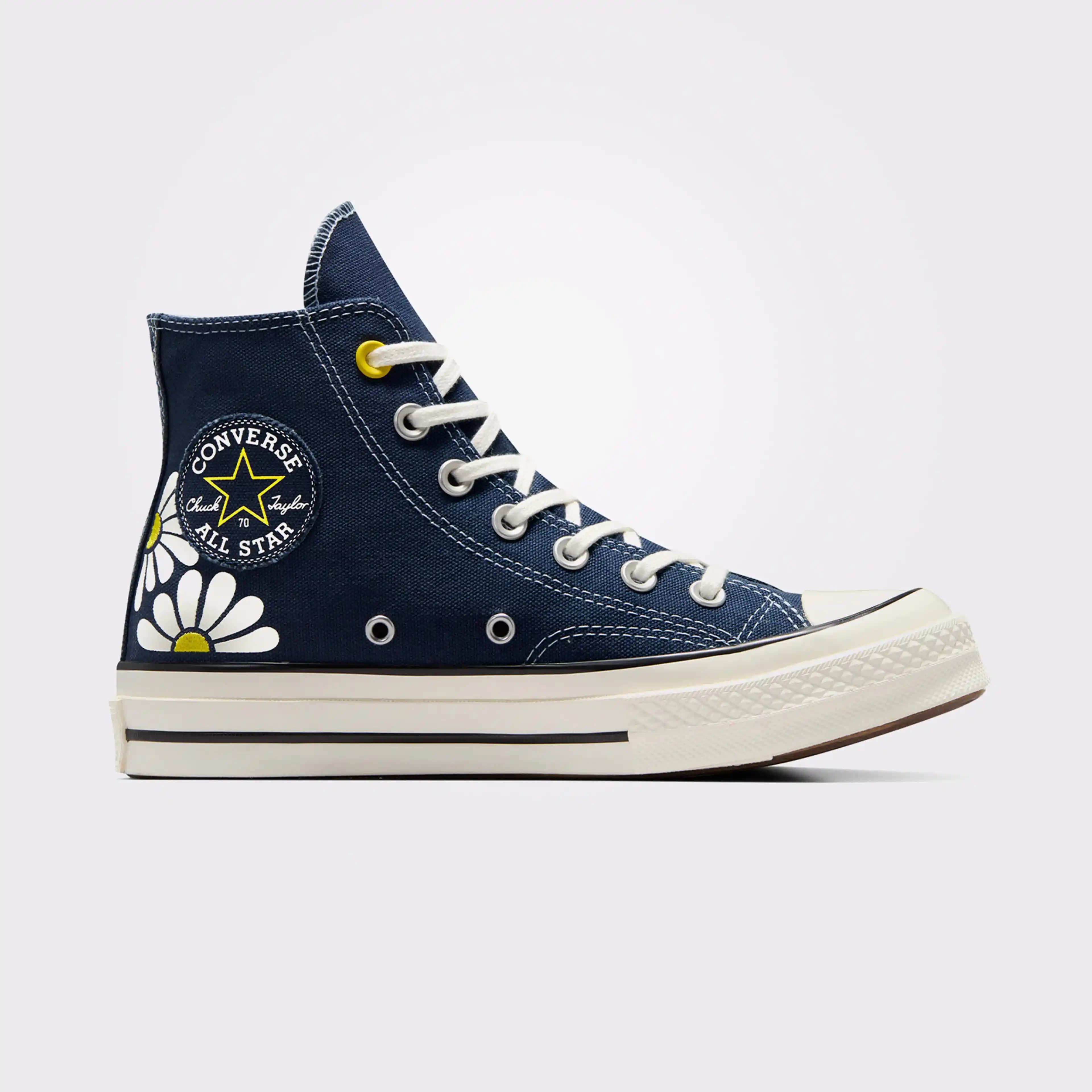 Lacivert Converse Kadın Ayakkabıları: Şıklık ve Rahatlığın Modern Yansıması