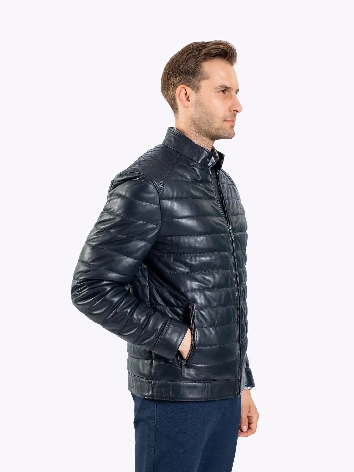 Lacivert Deri Mont: Moda Dünyasında Zamansız ve Çok Yönlü Bir Parça