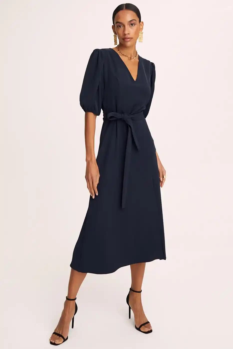 Lacivert Elbise Modelleri: Şıklık ve Zarafetin Modern ve Klasik Seçenekleri