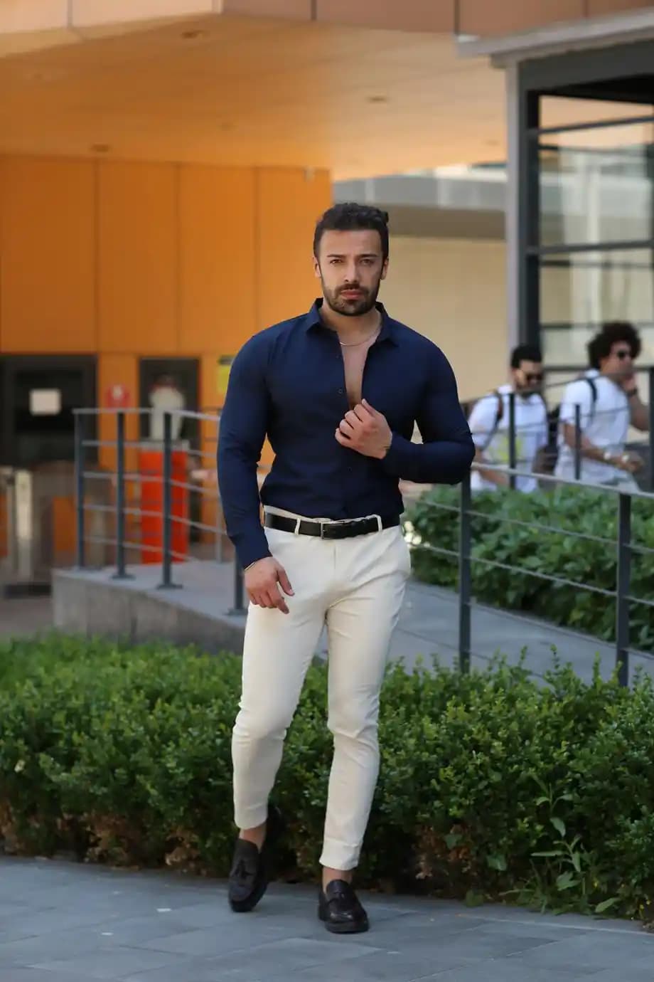 Lacivert Gömlek Kombinasyonları: Zamansız Şıklık ve Moda İpuçları