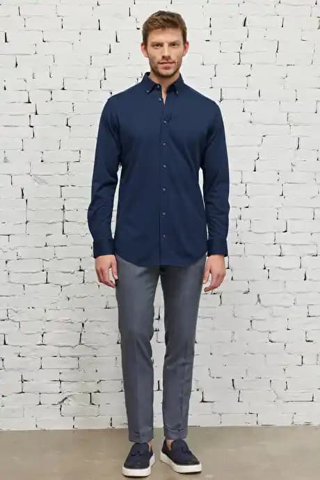 Lacivert Gömlek ve Gri Pantolon Kombinasyonlarıyla Şıklık ve Rahatlığın Dengesi