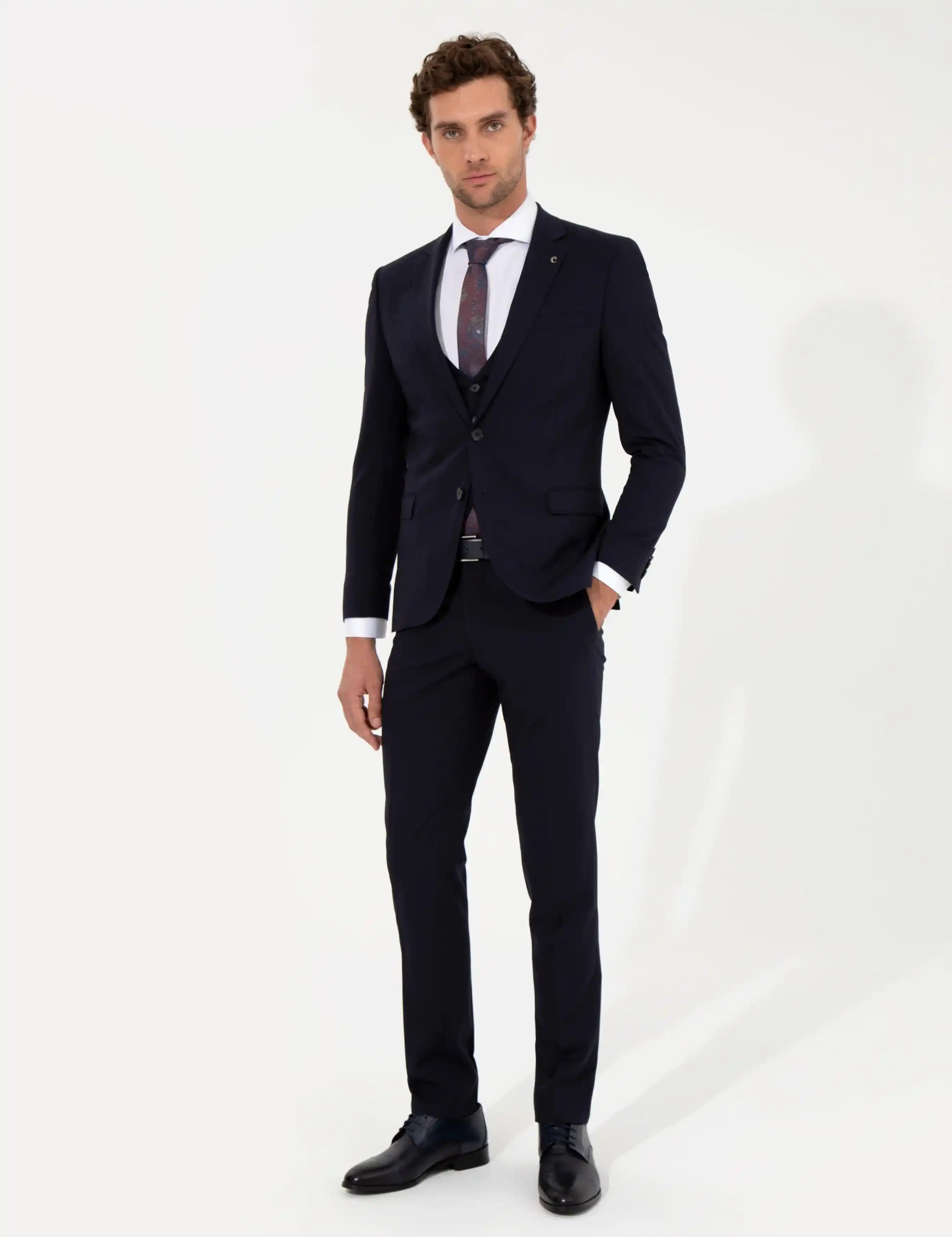 Lacivert Gömlek ve Takım Elbise Kombinleri: Zamansız Şıklık ve Moda Trendleri