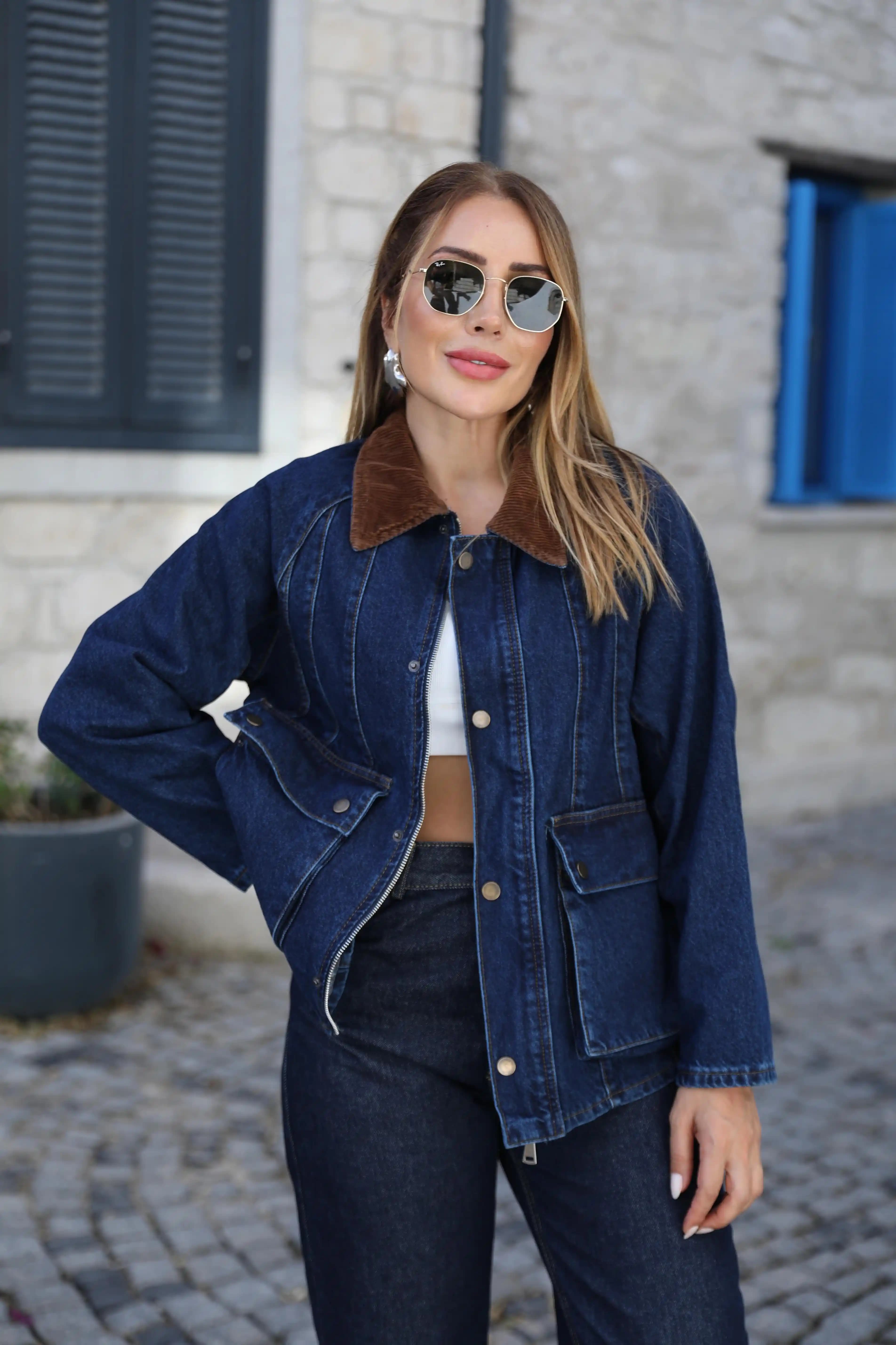 Lacivert Kadife Ceketler: Moda Trendleri ve Kombinasyon İpuçları