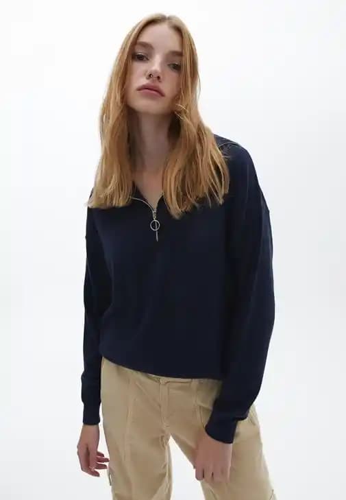 Lacivert Kadın Kazaklar: Zamansız Moda Parçası ve Kombin Önerileri