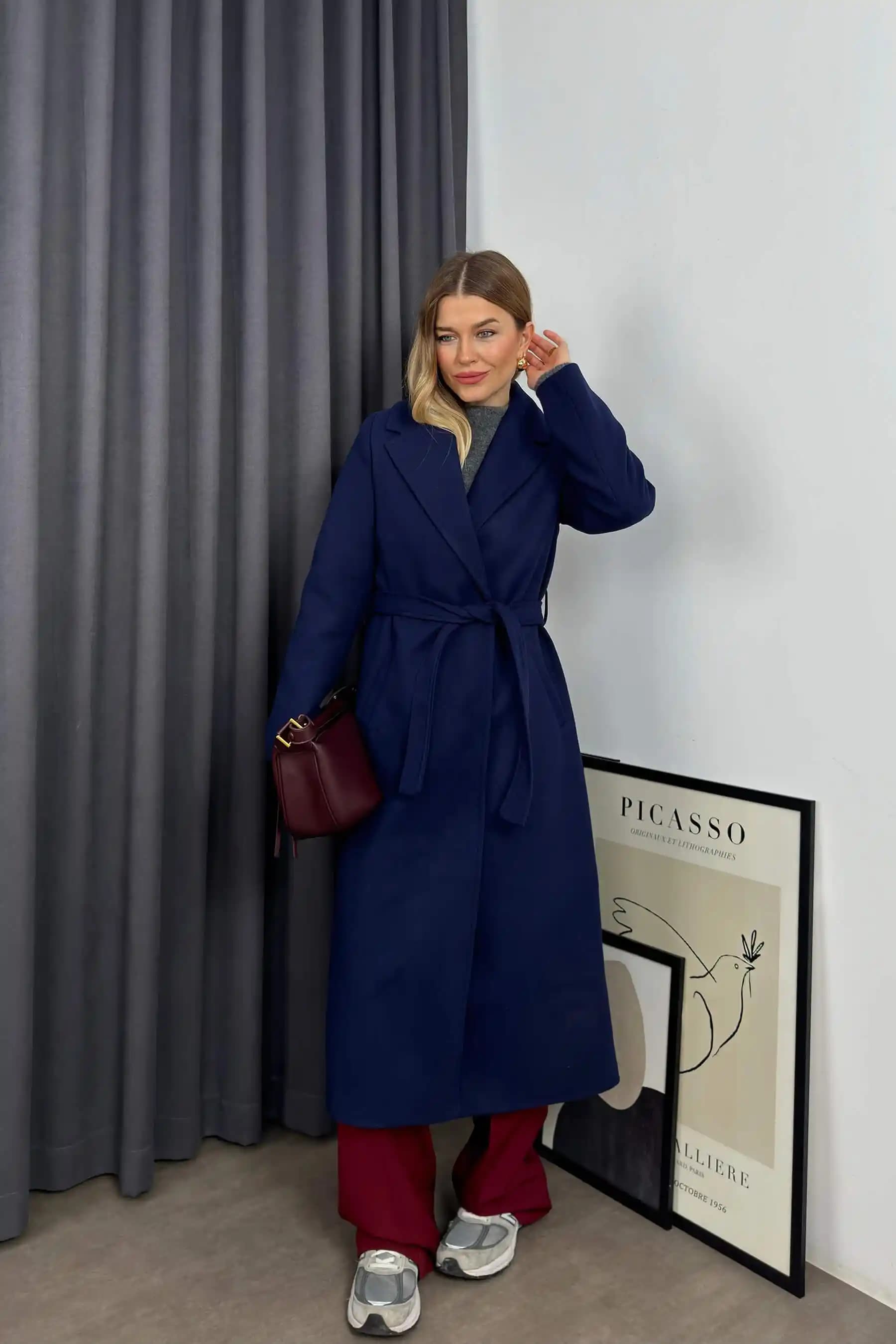 Lacivert Kaşe Kaban: Klasikten Modern Tasarımlara Zamansız Moda Parçası