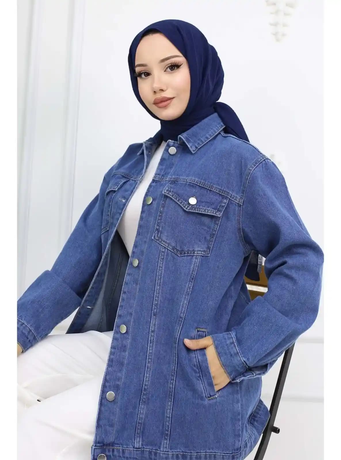 Lacivert Kot Ceket: Moda Dünyasında Zamansız ve Çok Yönlü Bir Parça