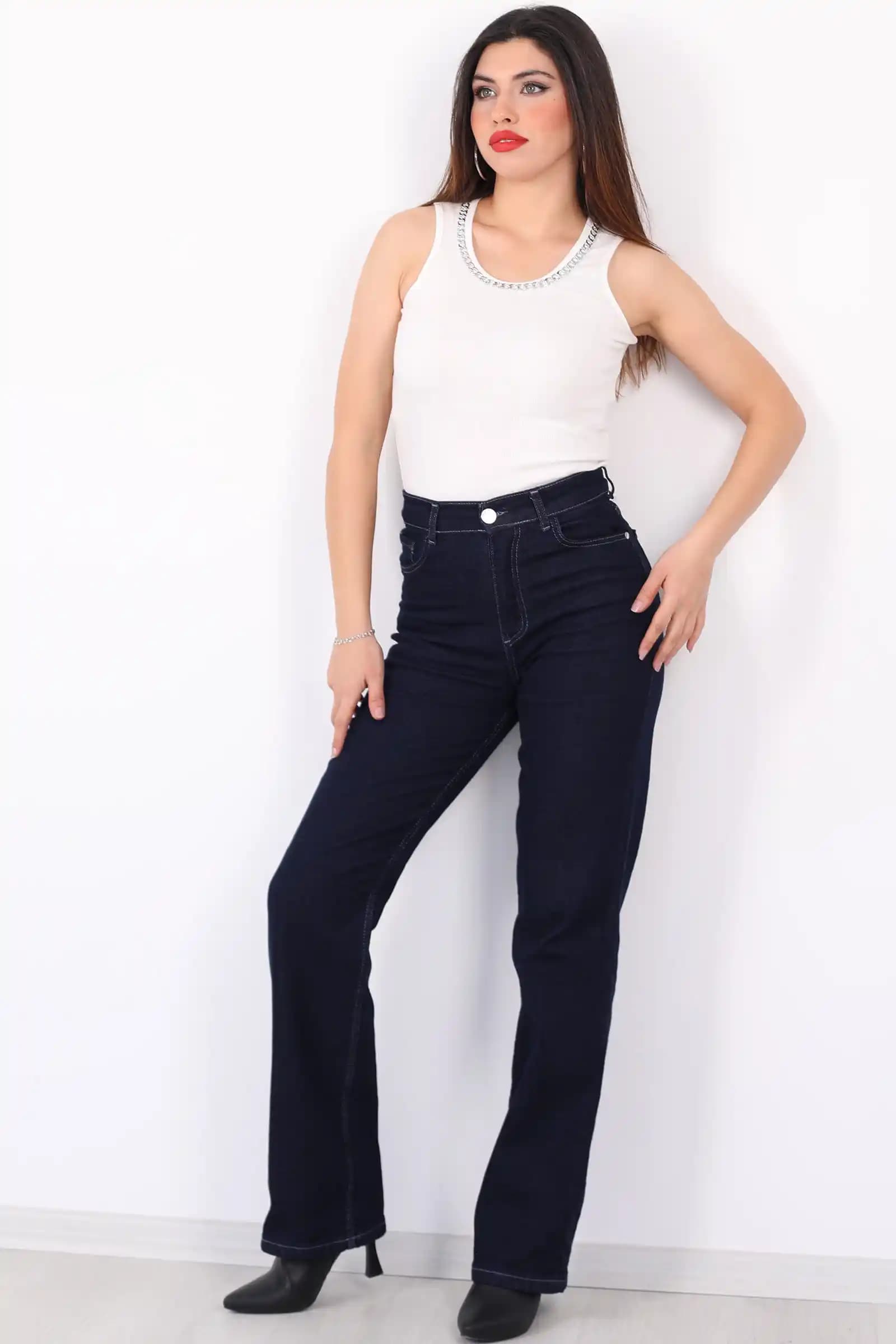 Lacivert Kot Pantolon: Moda Dünyasında Zamansız ve Çok Yönlü Bir Parça