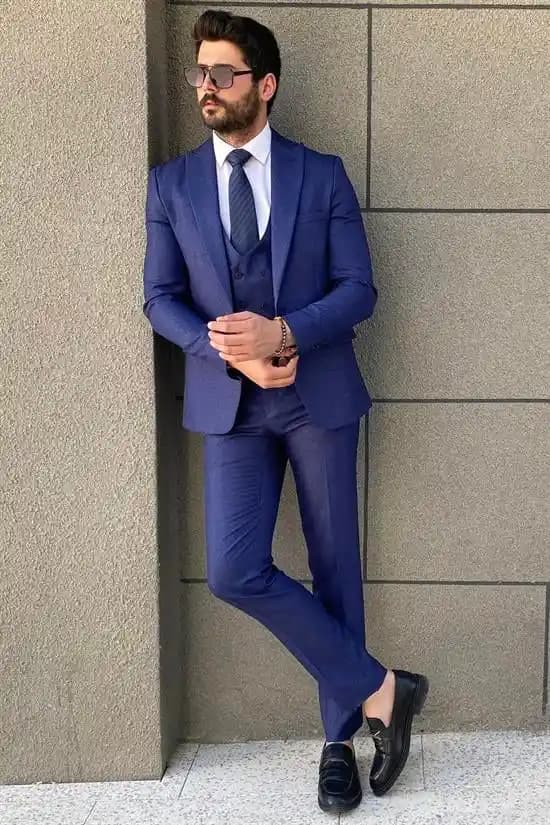 Lacivert Takım Elbise Kombinleri: Şıklık ve Zarafetin Modern Yüzü