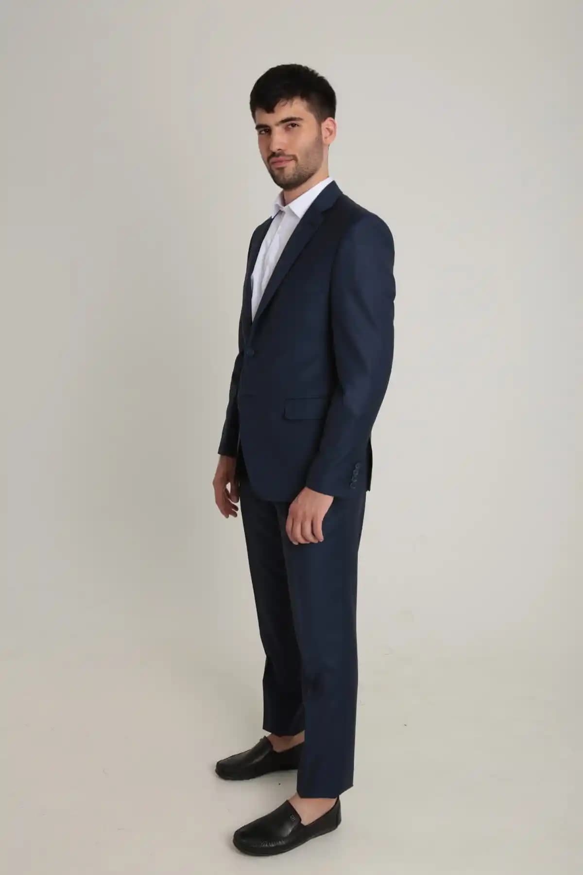 Lacivert Takım Elbise ve Kravat Kombinasyonlarıyla Şıklık ve Güveni Artırın