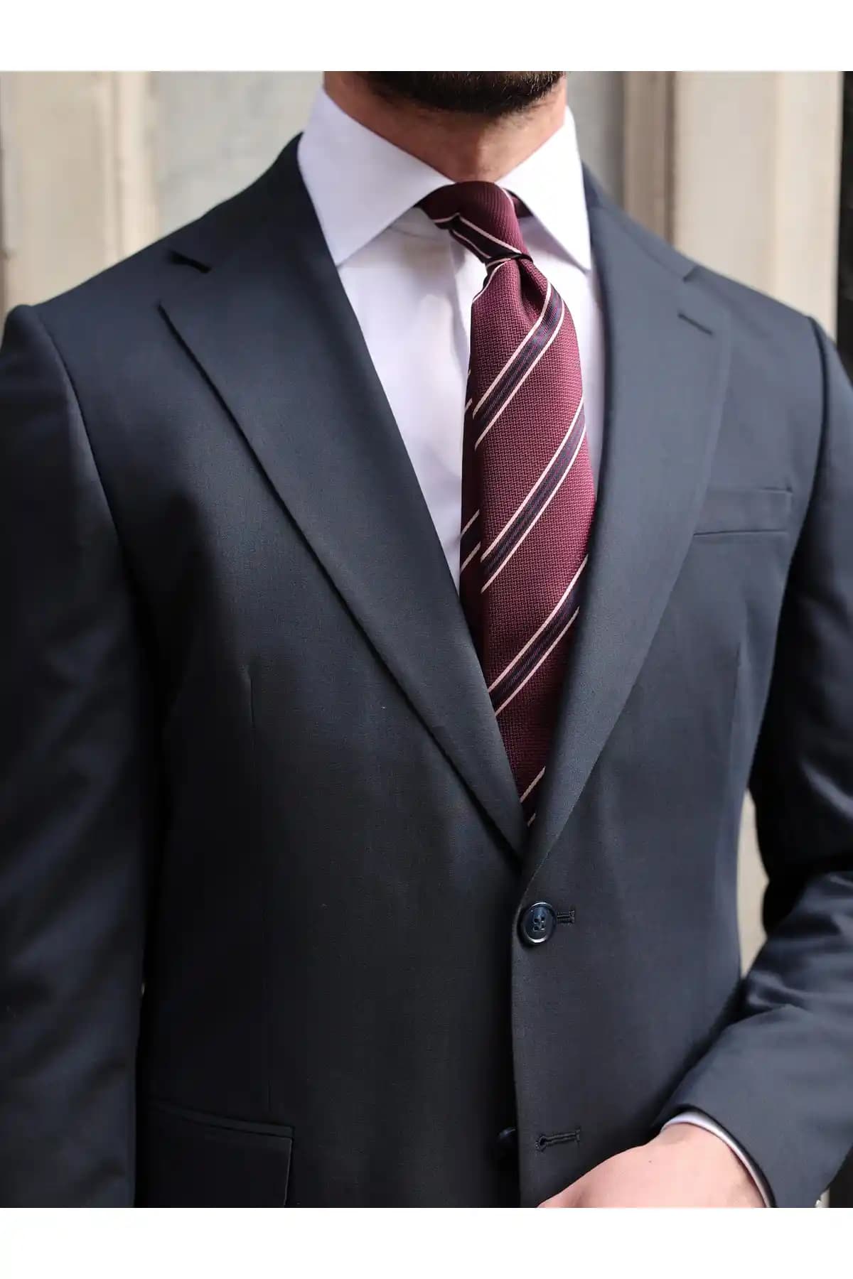 Lacivert Takım Elbise ve Protokol: Şıklık ve Zarafetin Anahtarı