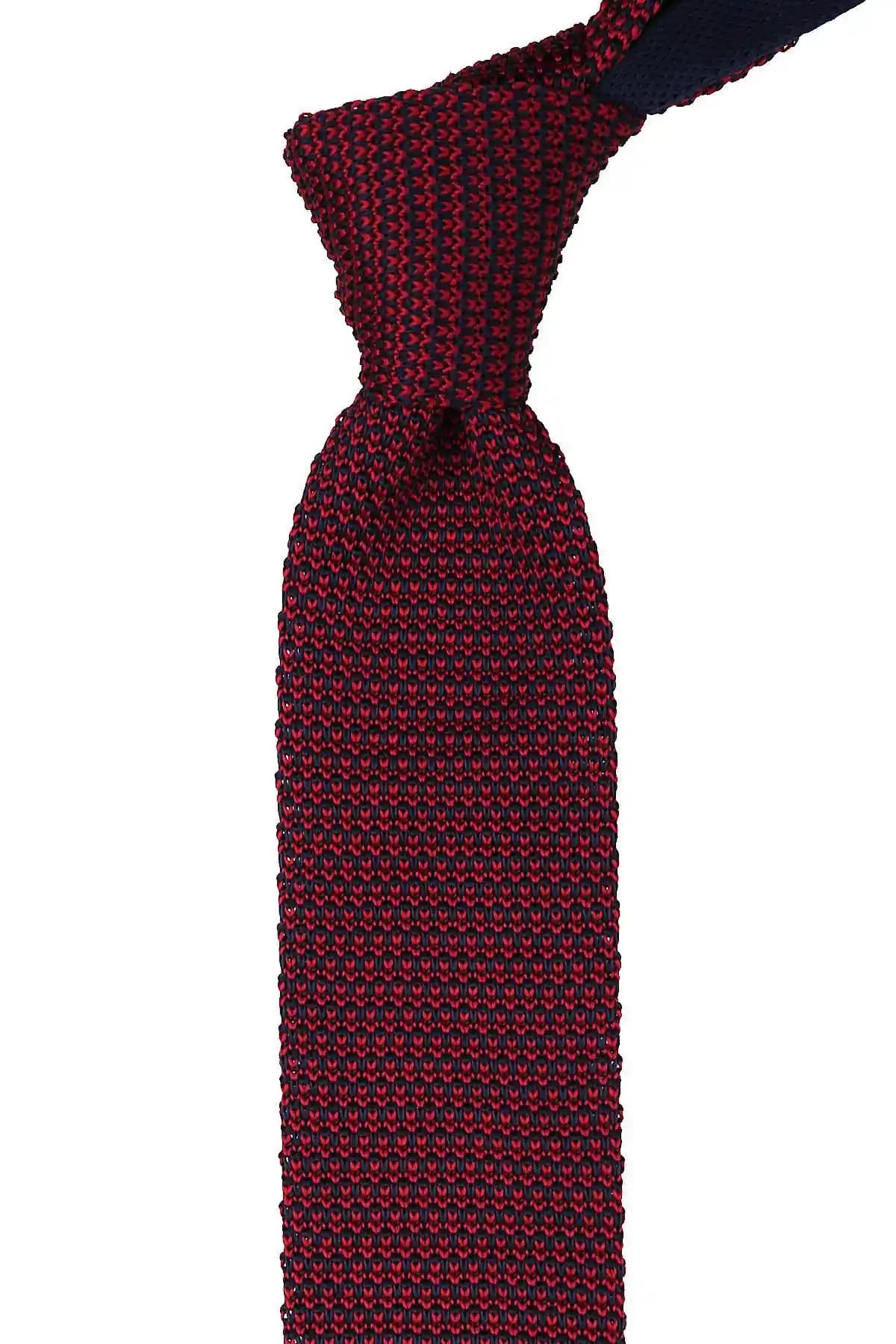 Lacivert Takım ve Bordo Kravat Uyumuyla Şıklık ve Zarafet Yaratmanın Yolları