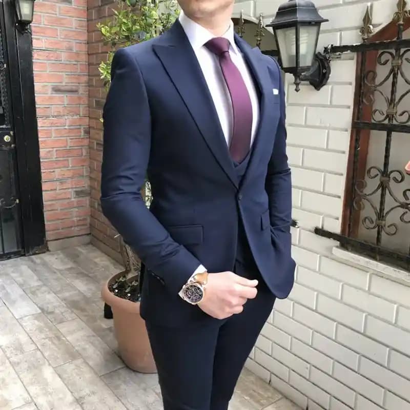 Lacivert Takım ve Kravat Kombinasyonlarıyla Şıklığı Yakalayın