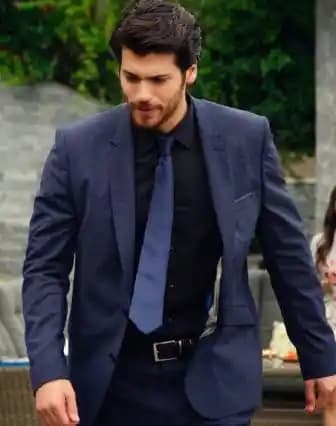 Lacivert Takım ve Siyah Gömlek Kombinasyonu: Modern ve Zamansız Moda Tercihi