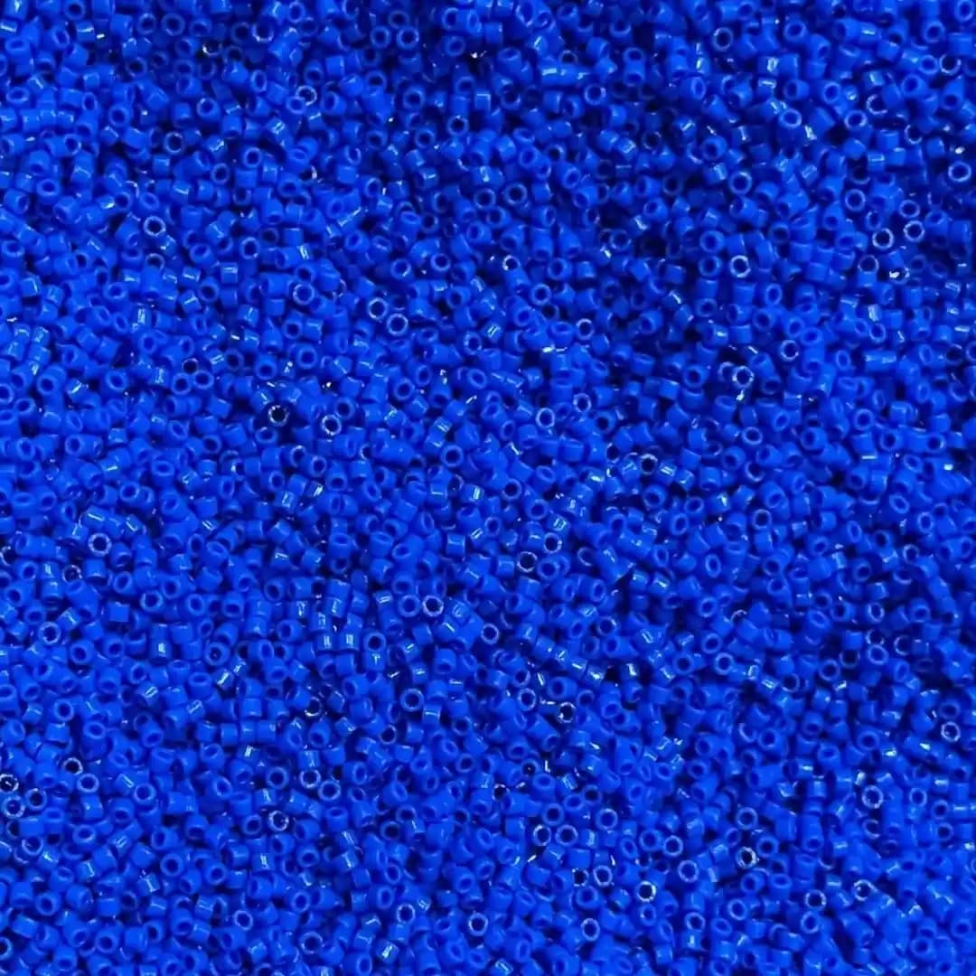 Lacivert Tonlarının Moda Dünyasındaki Yeri ve Şıklık Üzerindeki Etkisi