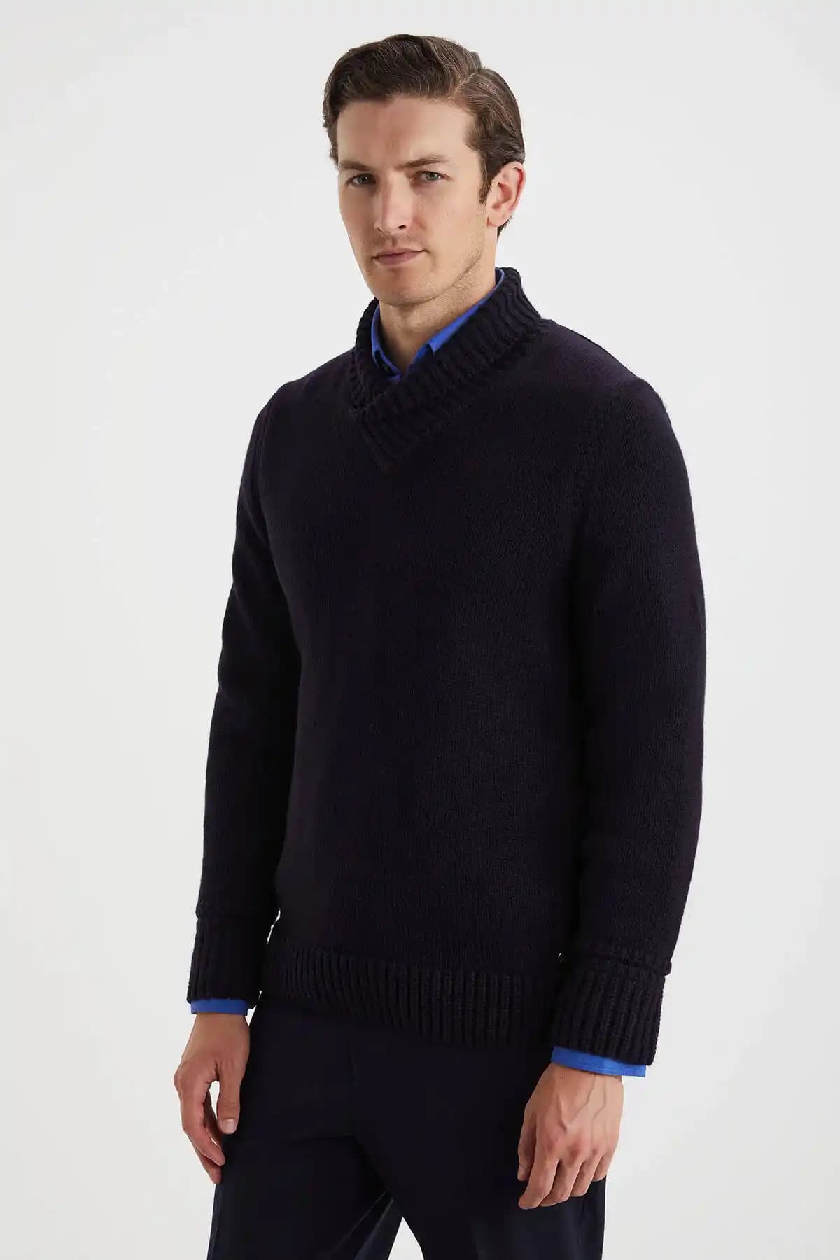 Lacivert Triko Modada Zamansız Şıklık ve Çok Yönlülük Sunan Giyim Seçeneği