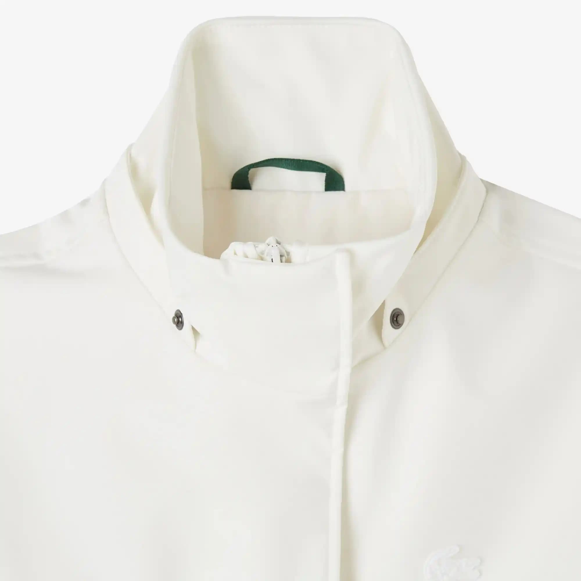 Lacoste Beyaz Yağmurluklar: Şıklık ve Fonksiyonelliğin Modern Buluşması