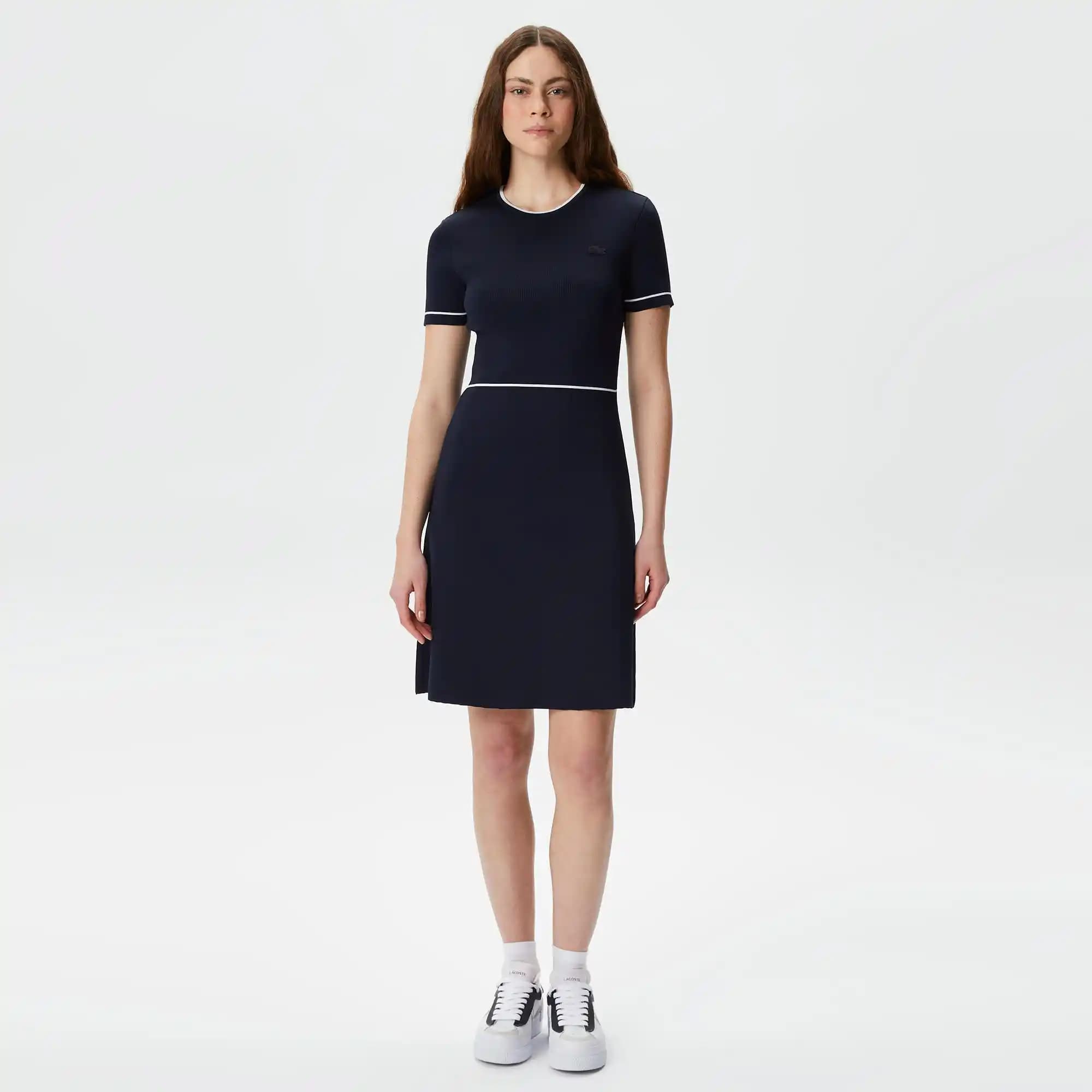Lacoste Elbise Koleksiyonu: Şıklık ve Konforu Bir Arada Sunan Modern Moda Seçenekleri