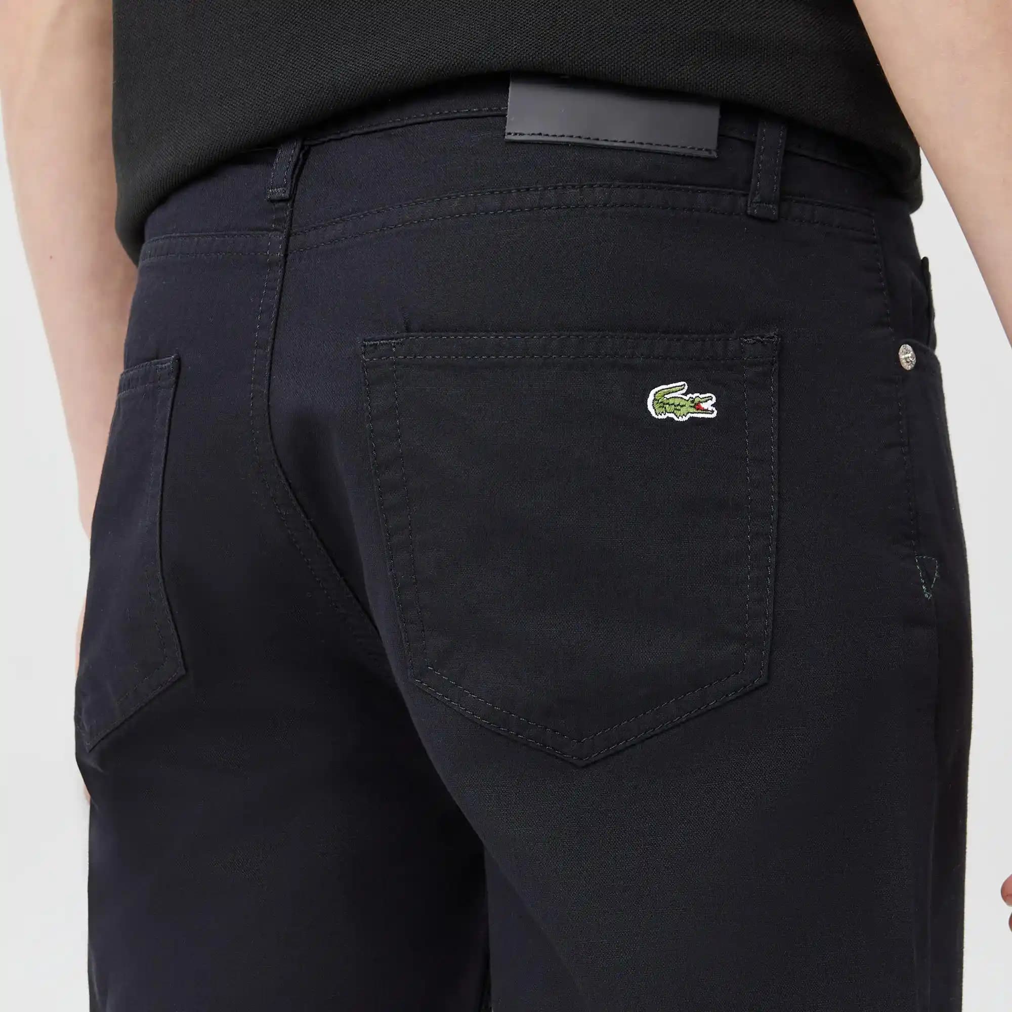 Lacoste Siyah Pantolonları: Şıklık ve Zarafetin Modern Yansıması