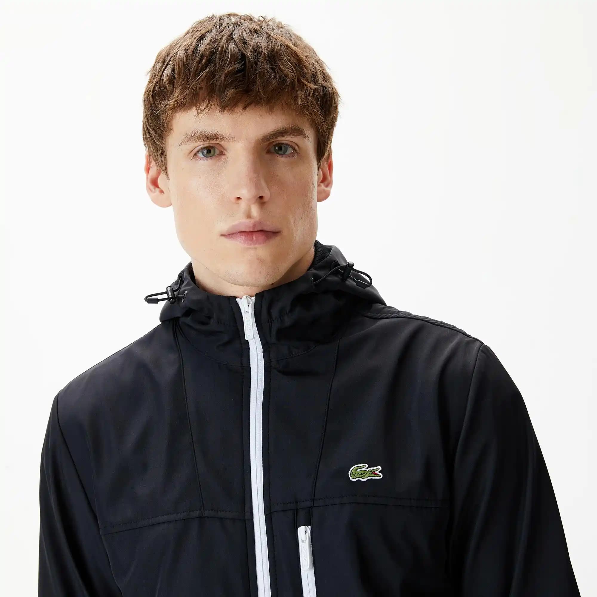 Lacoste Siyah Yağmurluklar: Şıklık ve Fonksiyonelliği Bir Arada Sunan Modern Tasarımlar