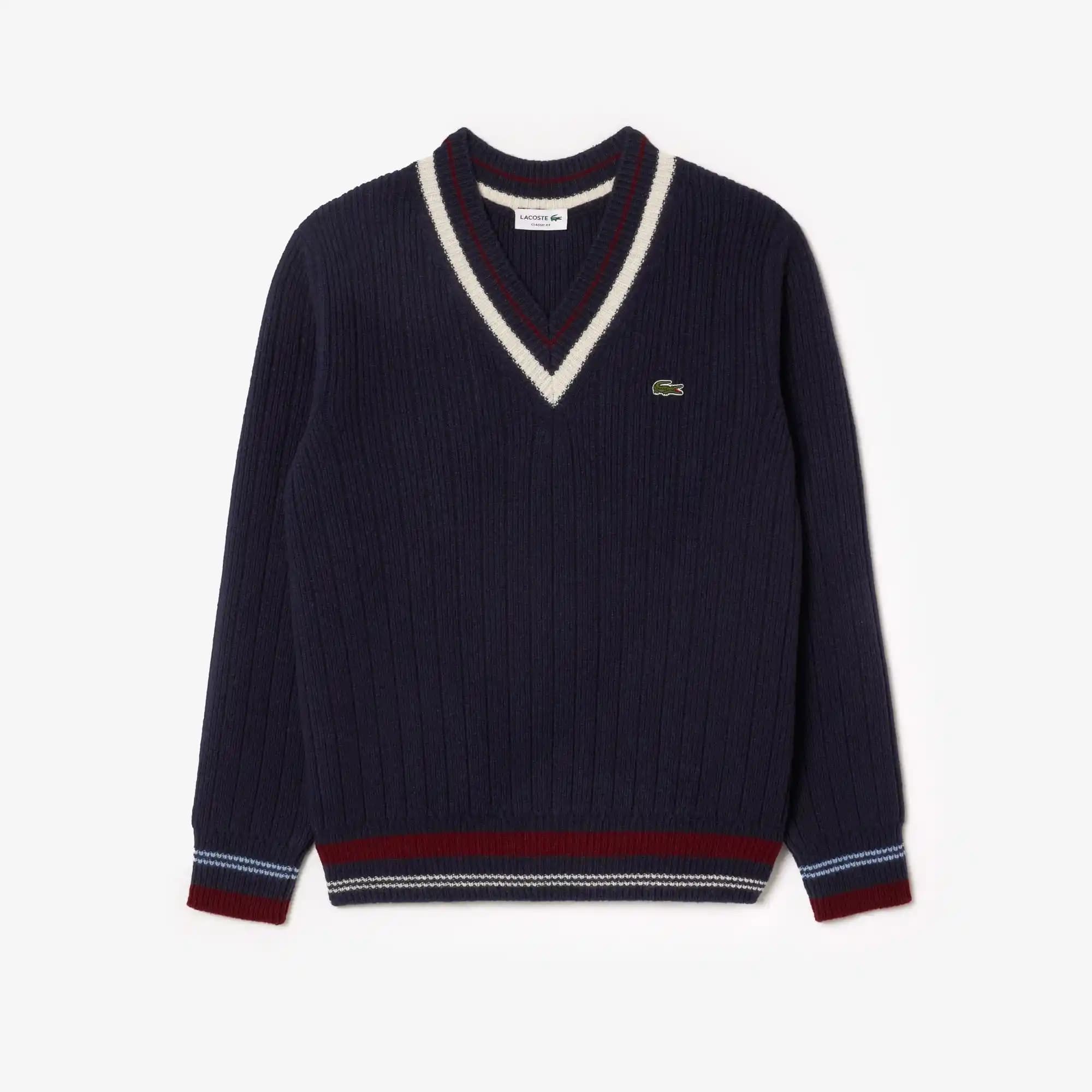 Lacoste V Yaka Kazaklar: Şıklık ve Konforu Bir Arada Sunan Modern Giyim Seçenekleri