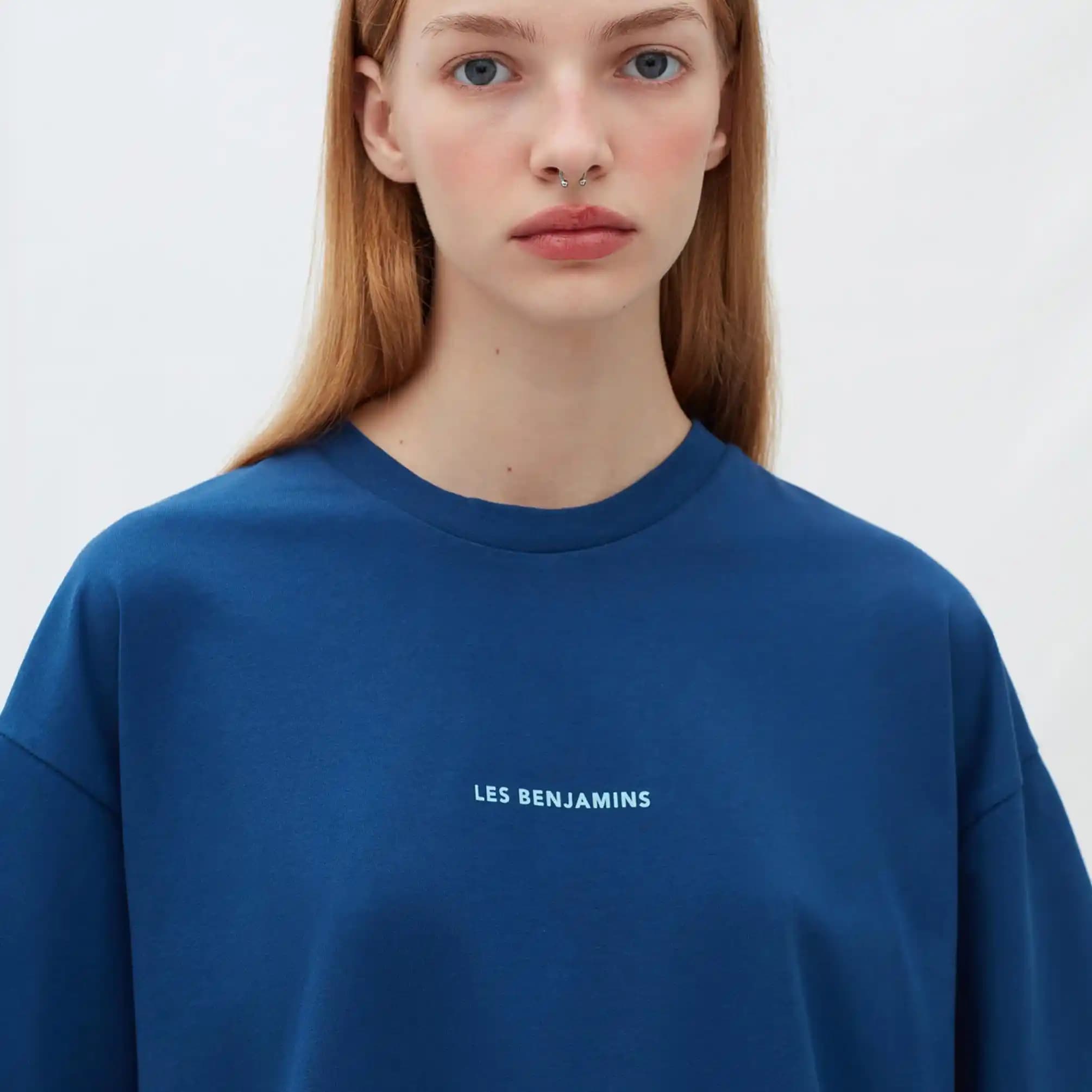 Les Benjamins ile Lacivert Tişörtlerde Şıklık ve Çok Yönlülük Rehberi