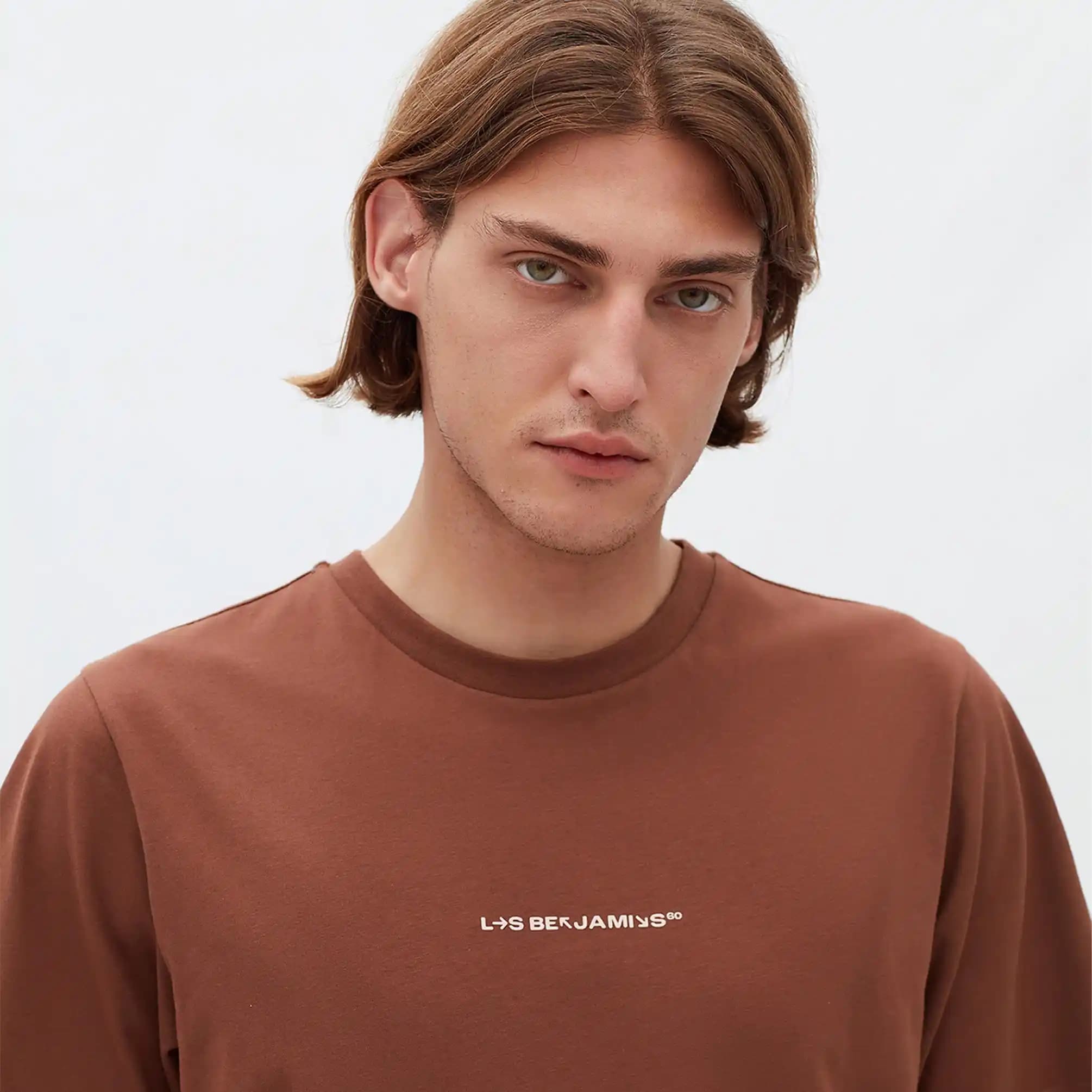 Les Benjamins Kahverengi Tişörtler: Modern Moda ve Kendini İfade Etmenin Şık Yolu