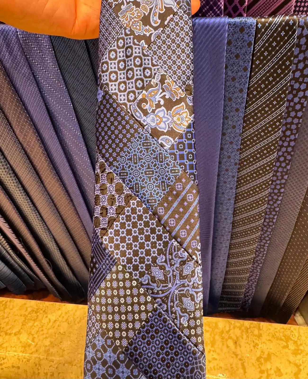 Lüks ve Pahalı Kravatlar: Moda Dünyasında Zarafetin ve Statünün Simgesi