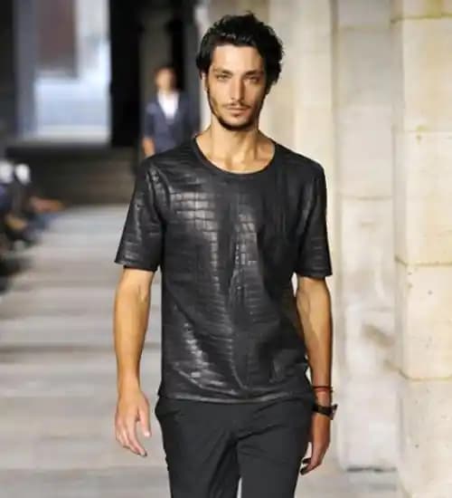 Lüks ve Statü Simgesi Olarak En Pahalı Tişörtlerin Özellikleri ve Marka Örnekleri