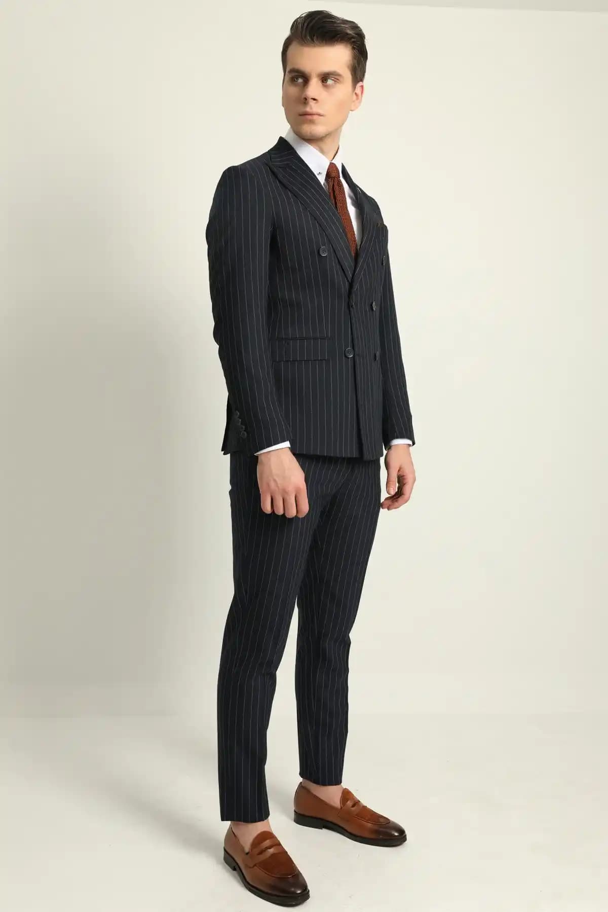 Mafya Takım Elbisesi: Moda Dünyasında Güç ve Asaletin Simgesi