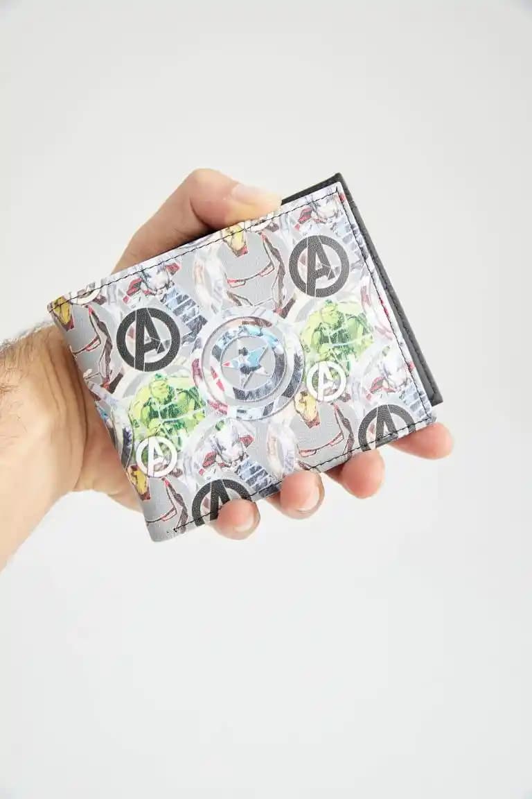 Marvel ve Moda Dünyasının Buluşması: Cüzdanlarda Güç ve Stil Yaratıcı Kombinasyonlar