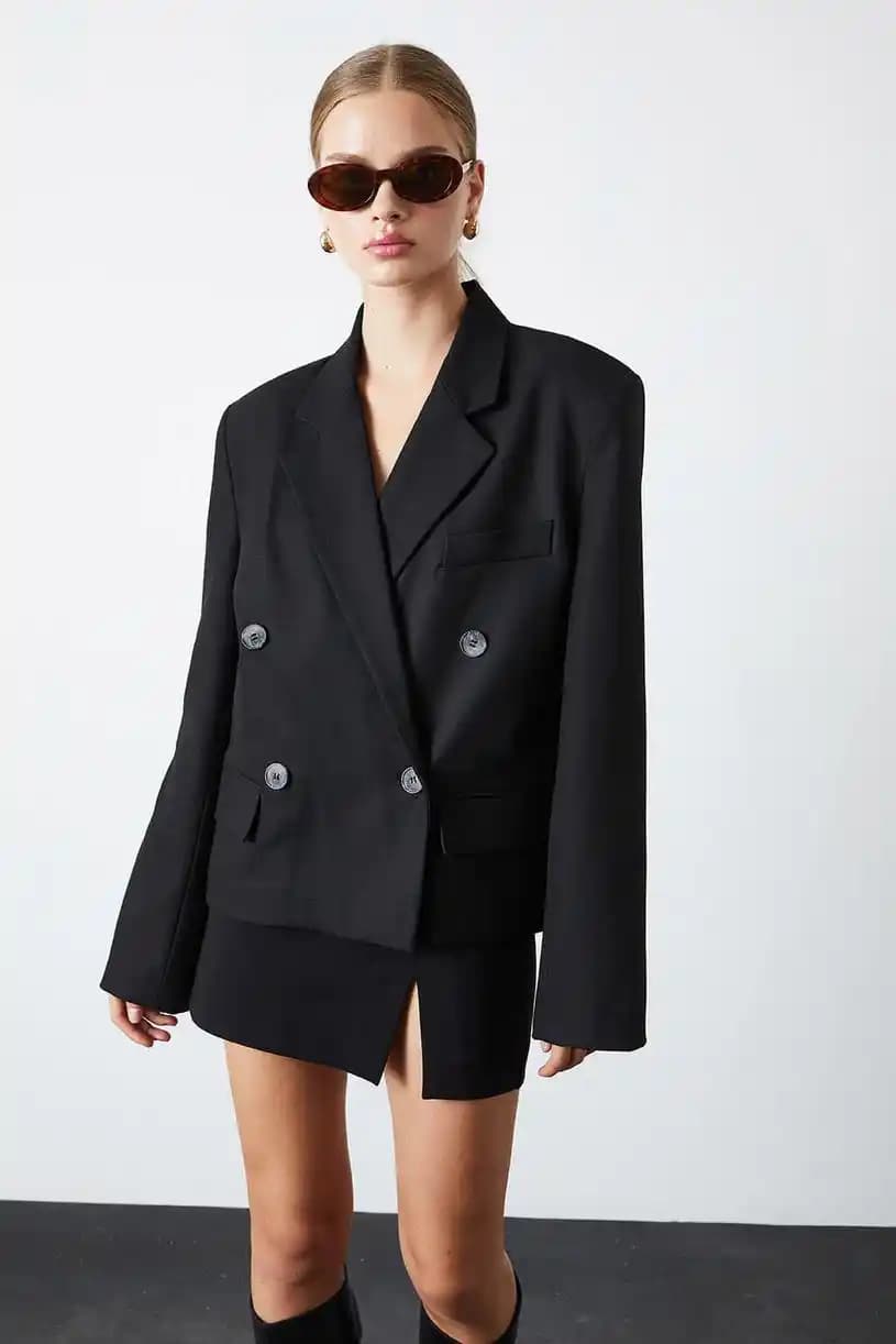 Maskülen Ceketler Moda Dünyasında Zamansız Şıklık ve Çok Yönlülük Sunar