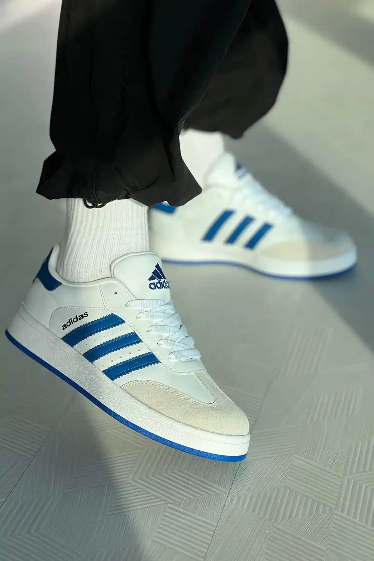 Mavi Adidas Ayakkabılar ile Kendinizi İfade Etmenin Şık ve Sportif Yolu