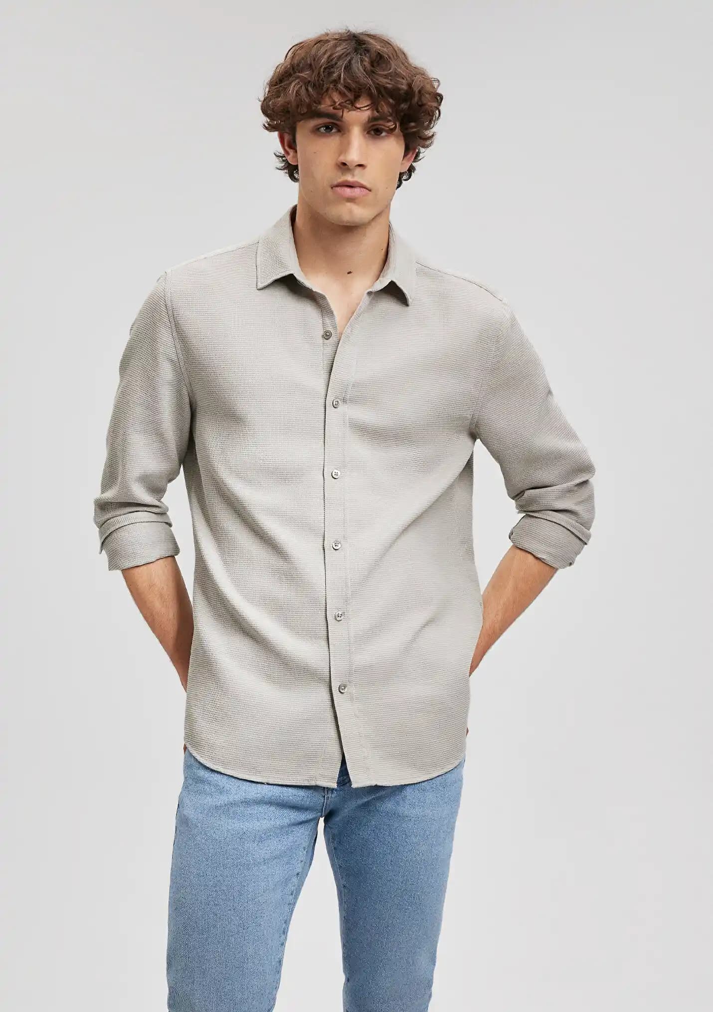 Mavi Bej Gömlek Kombinasyonları ve Moda Trendleri 2024