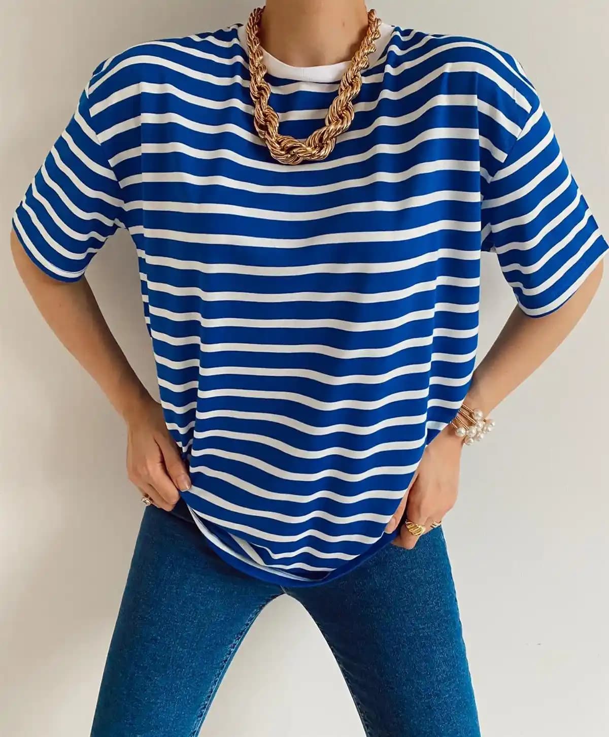 Mavi Beyaz Çizgili Tişört: Zamansız ve Çok Yönlü Moda Parçası