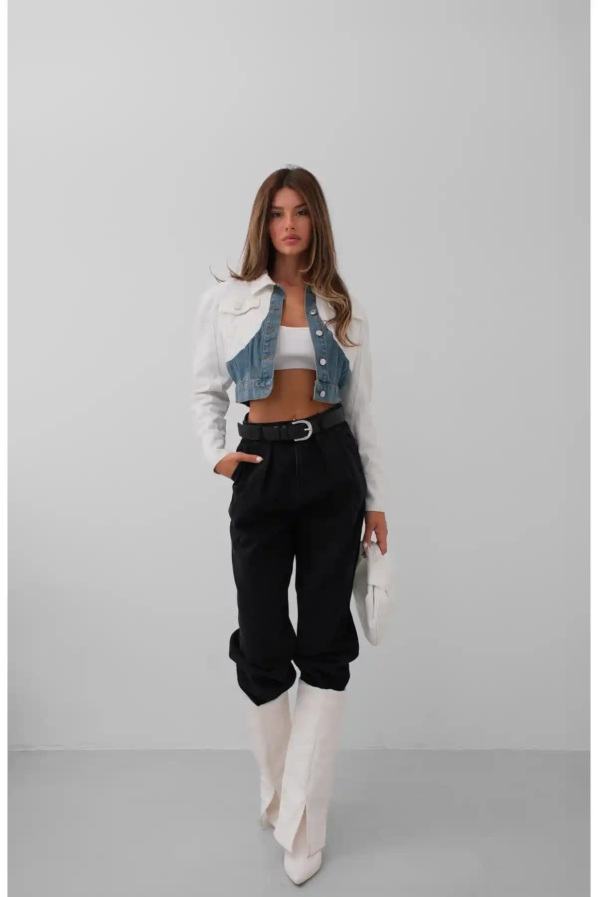 Mavi Beyaz Kot Ceketlerle Güncel ve Şık Tarzlar Yaratmanın Yolları